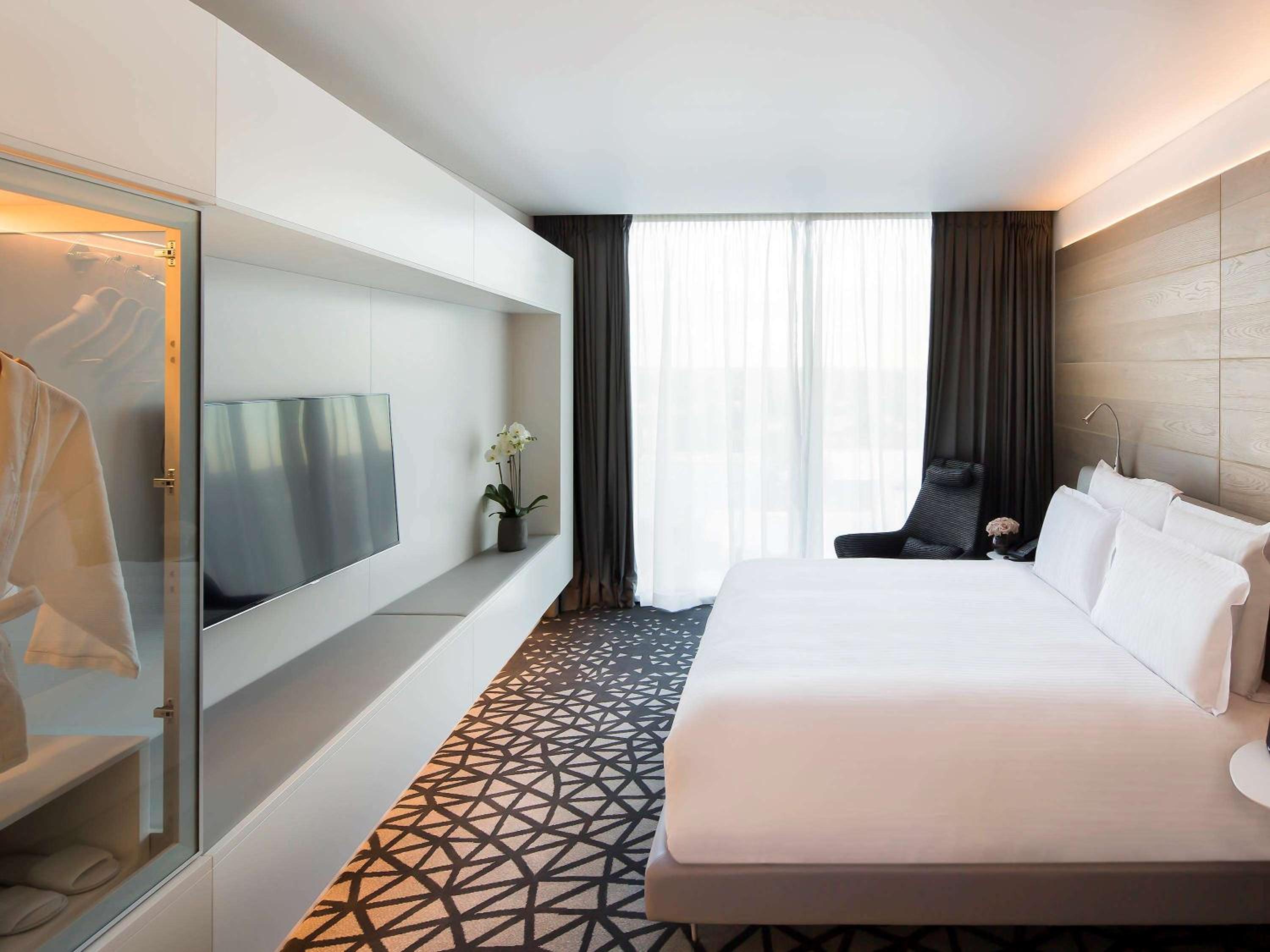 Executive King Corner Suite with Separate Lounge - Top Floors