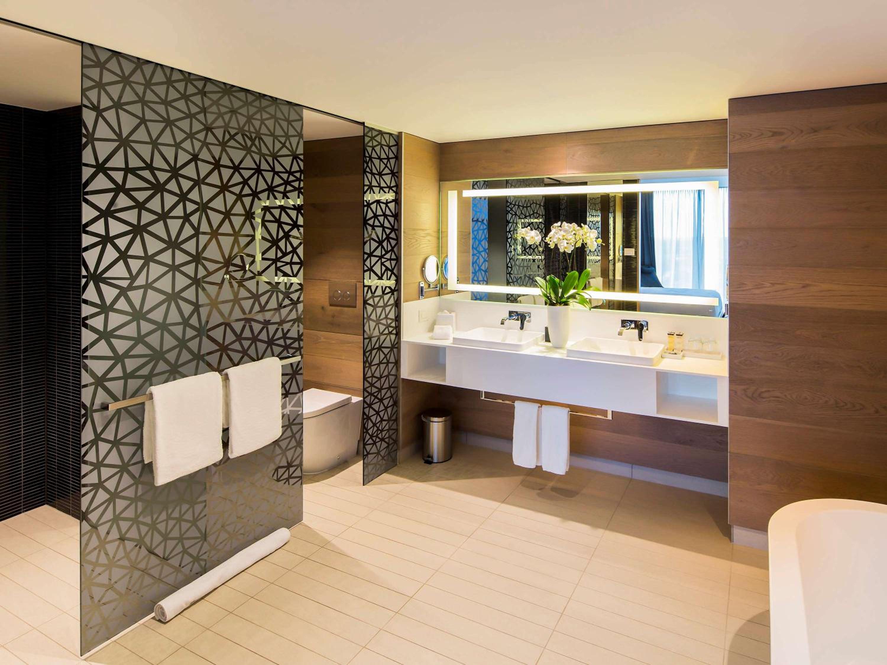 Executive King Corner Suite with Separate Lounge - Top Floors thumbnail 5