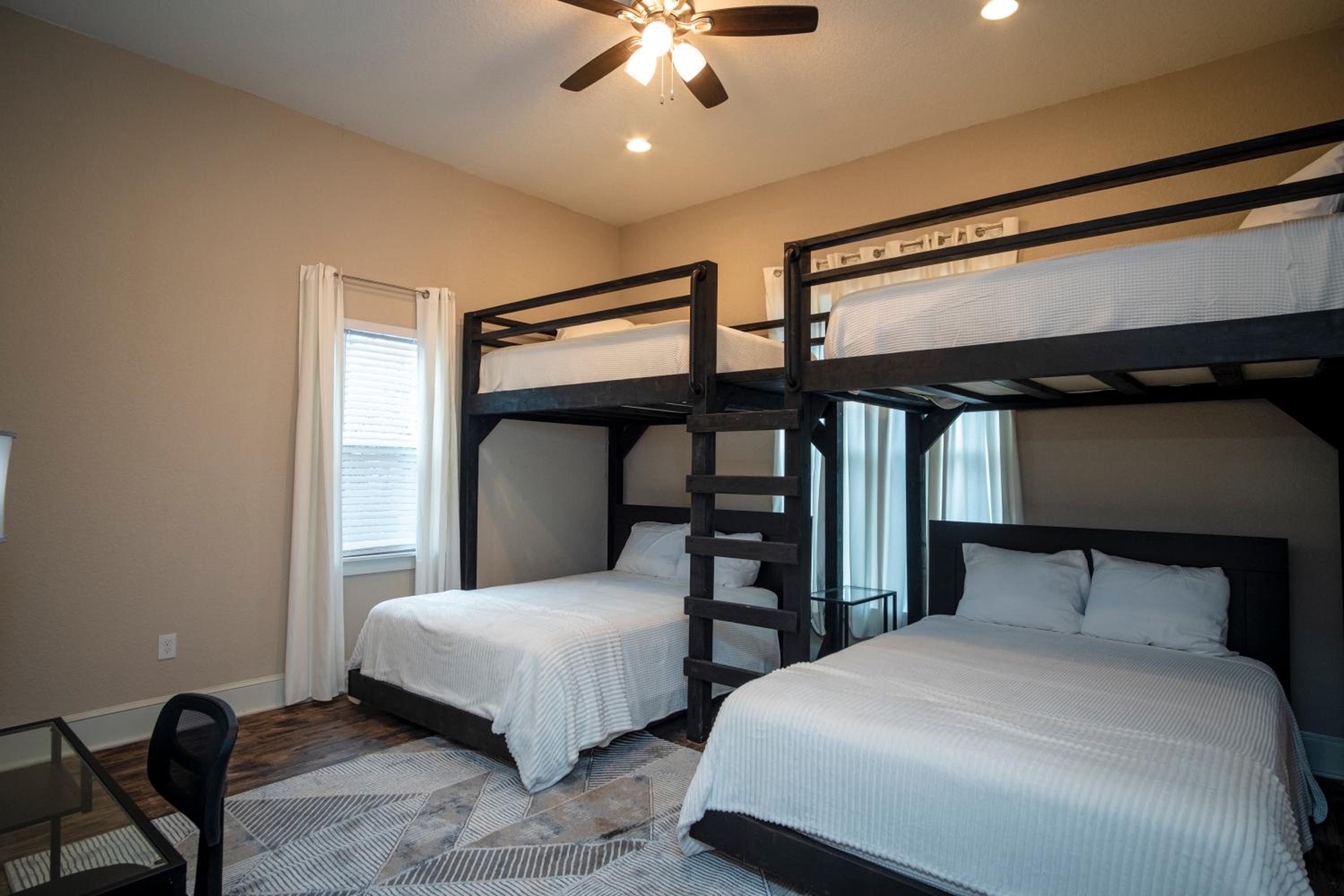 Five-Bedroom House - Photo 44