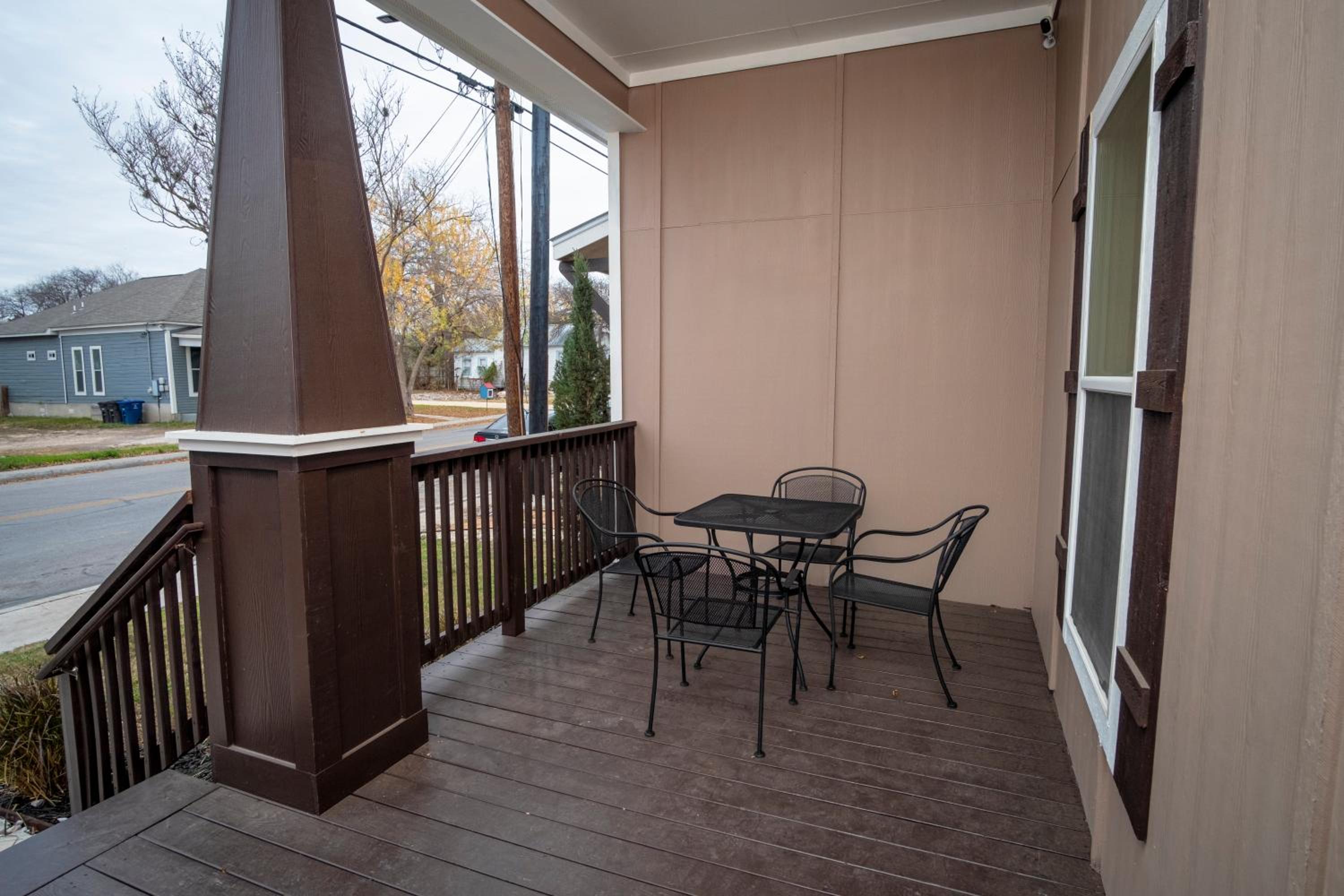 Five-Bedroom House - Photo 46
