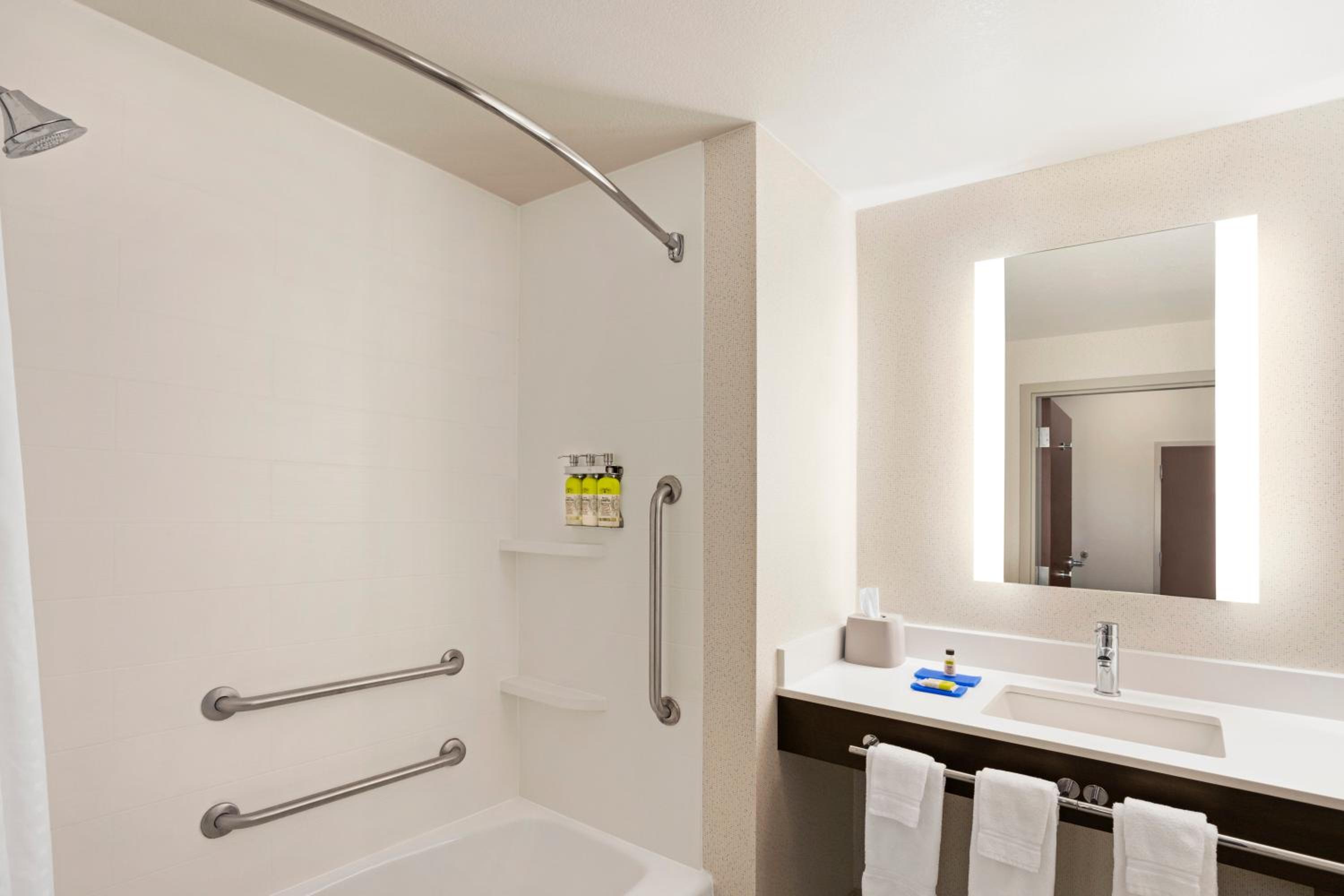 Suite - Photo 3