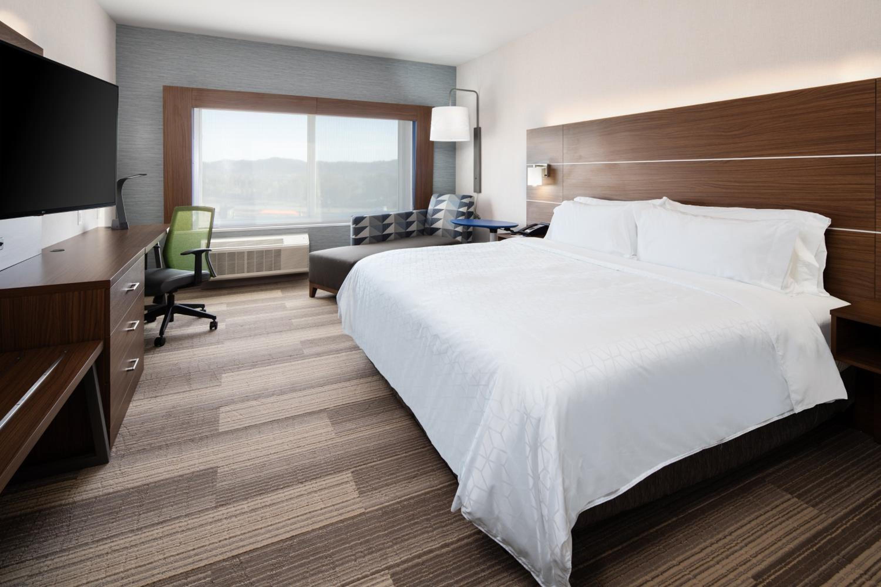 King Room - Mobility Access Tub - Non-Smoking at Holiday Inn Express & Suites - Murrieta by IHG in Murrieta