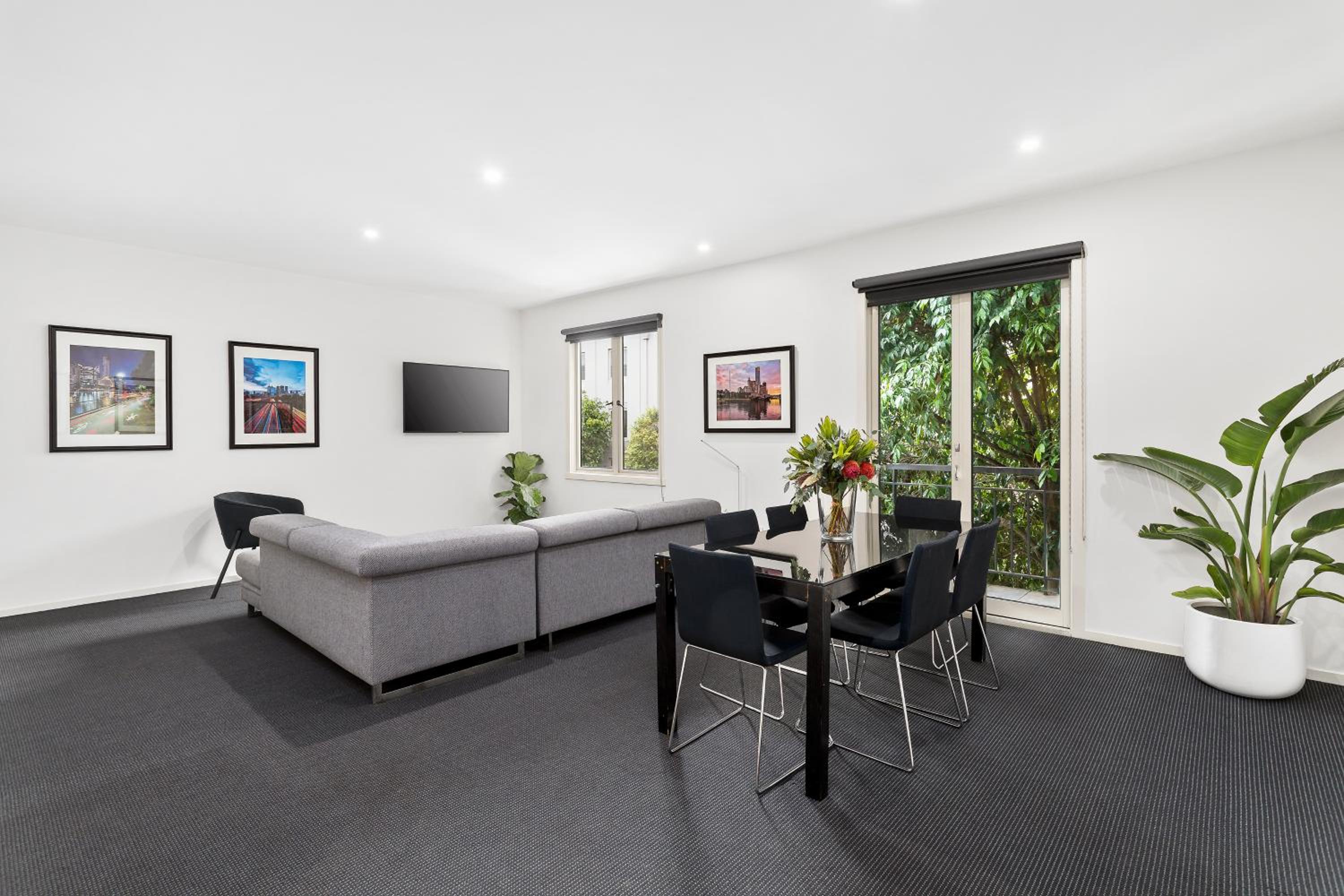 Superior Three-Bedroom Apartment photo 2