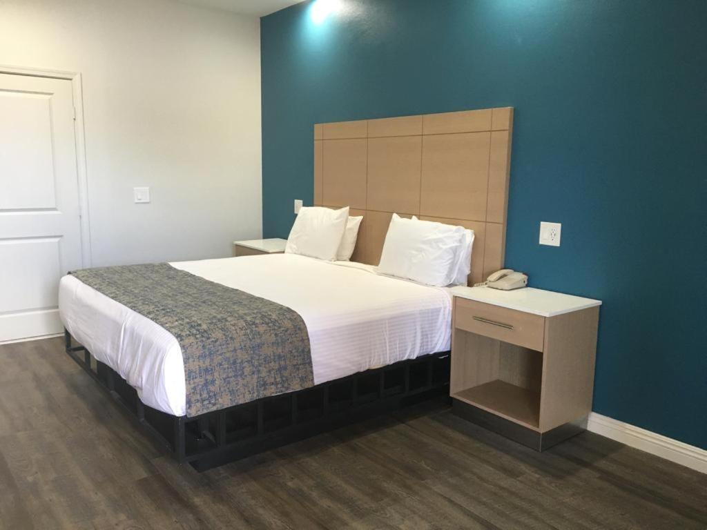 Deluxe King Room Upstairs photo 1