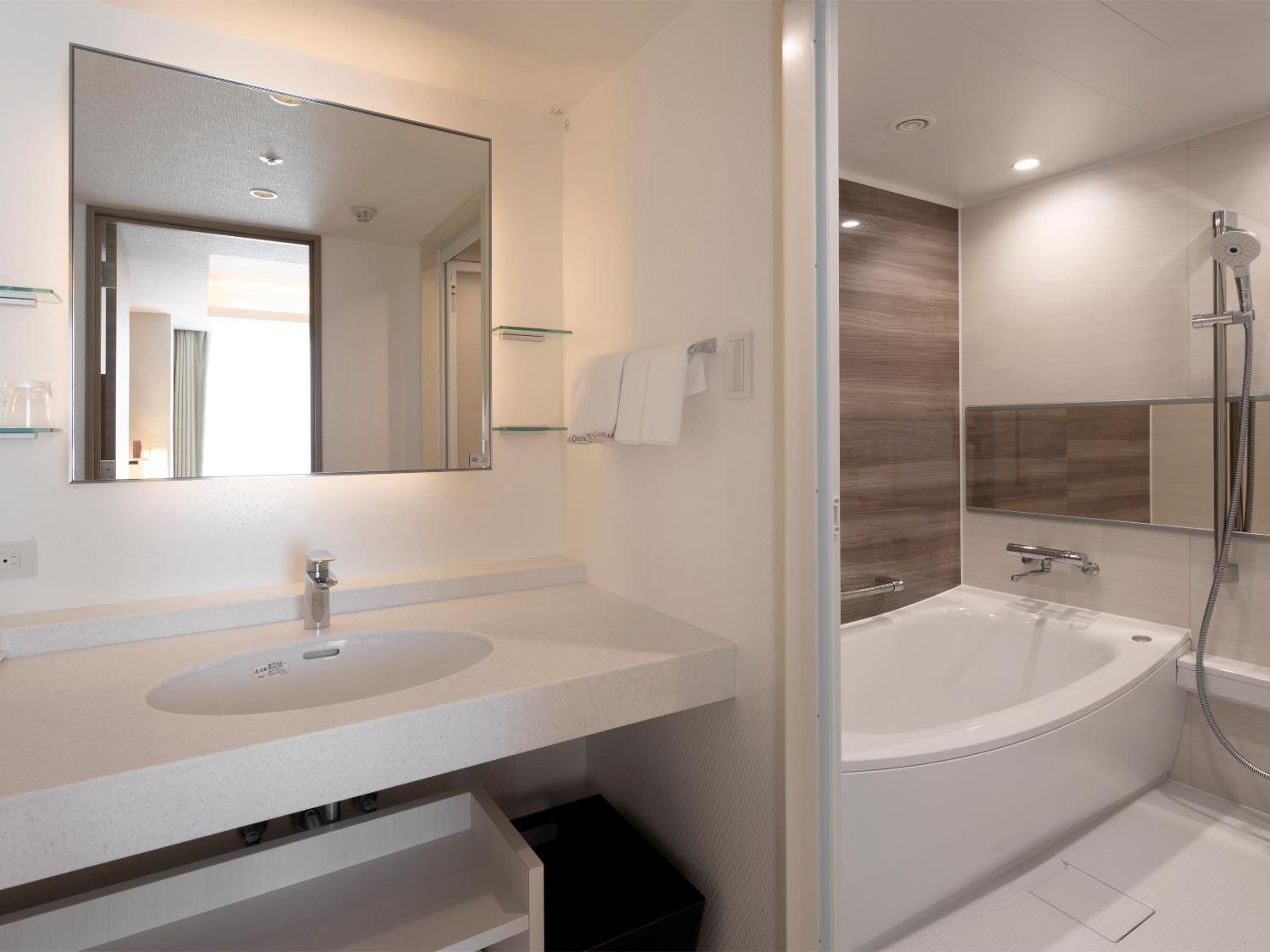 Premier King Double Room - East Wing - Photo 9