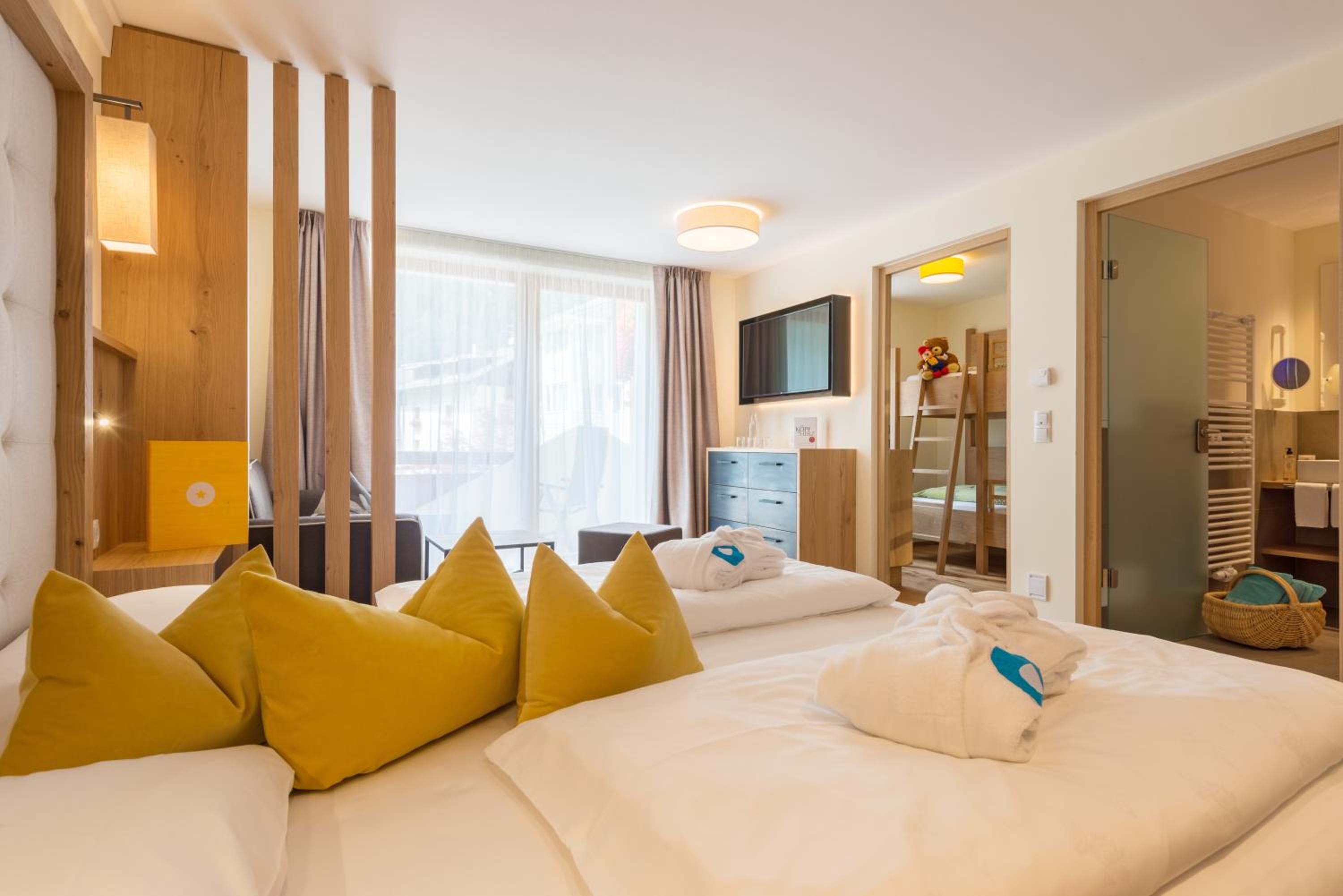 Deluxe Family Room with Balcony photo 1