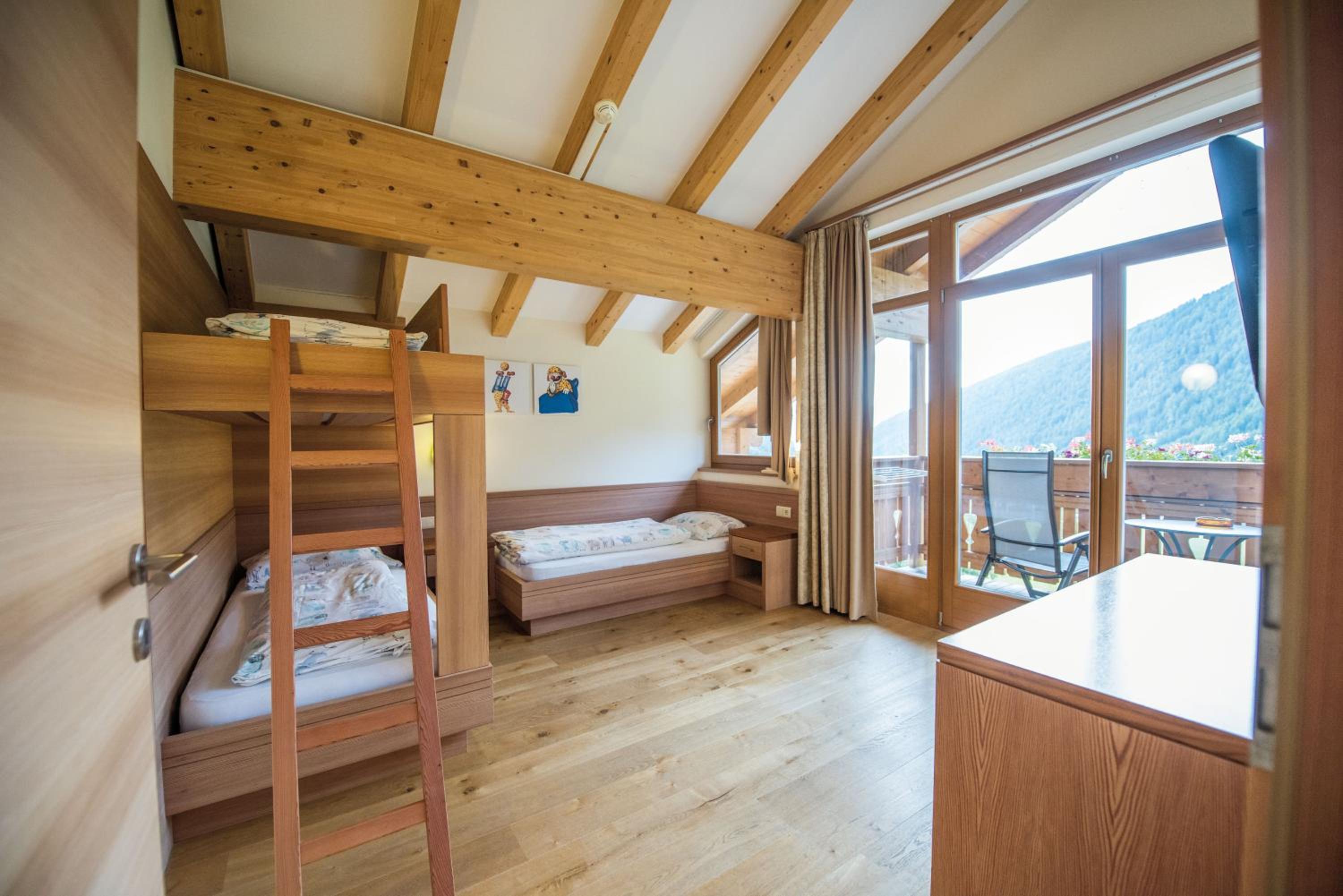 Deluxe Family Suite photo 1