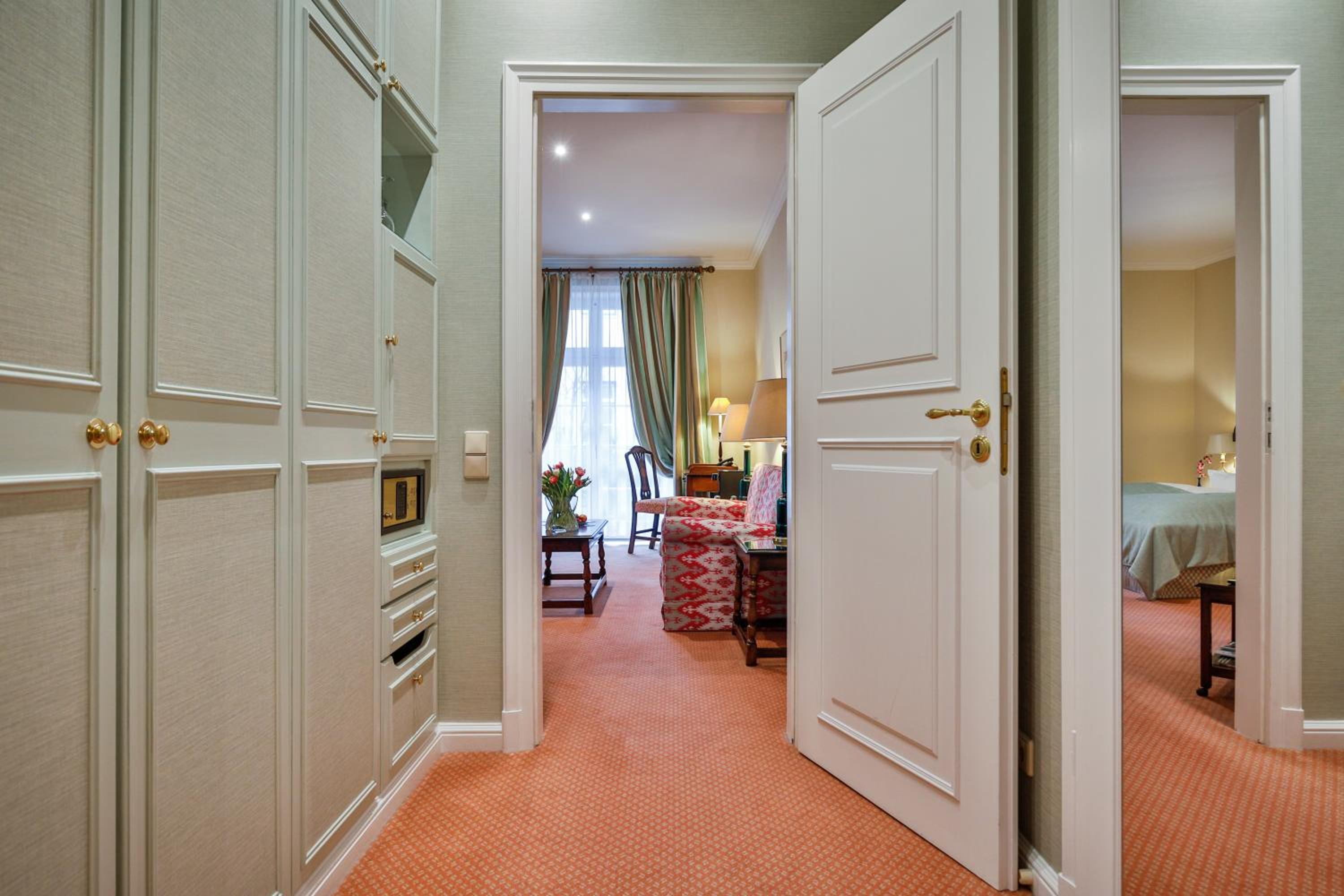 Deluxe Double Room thumbnail 6