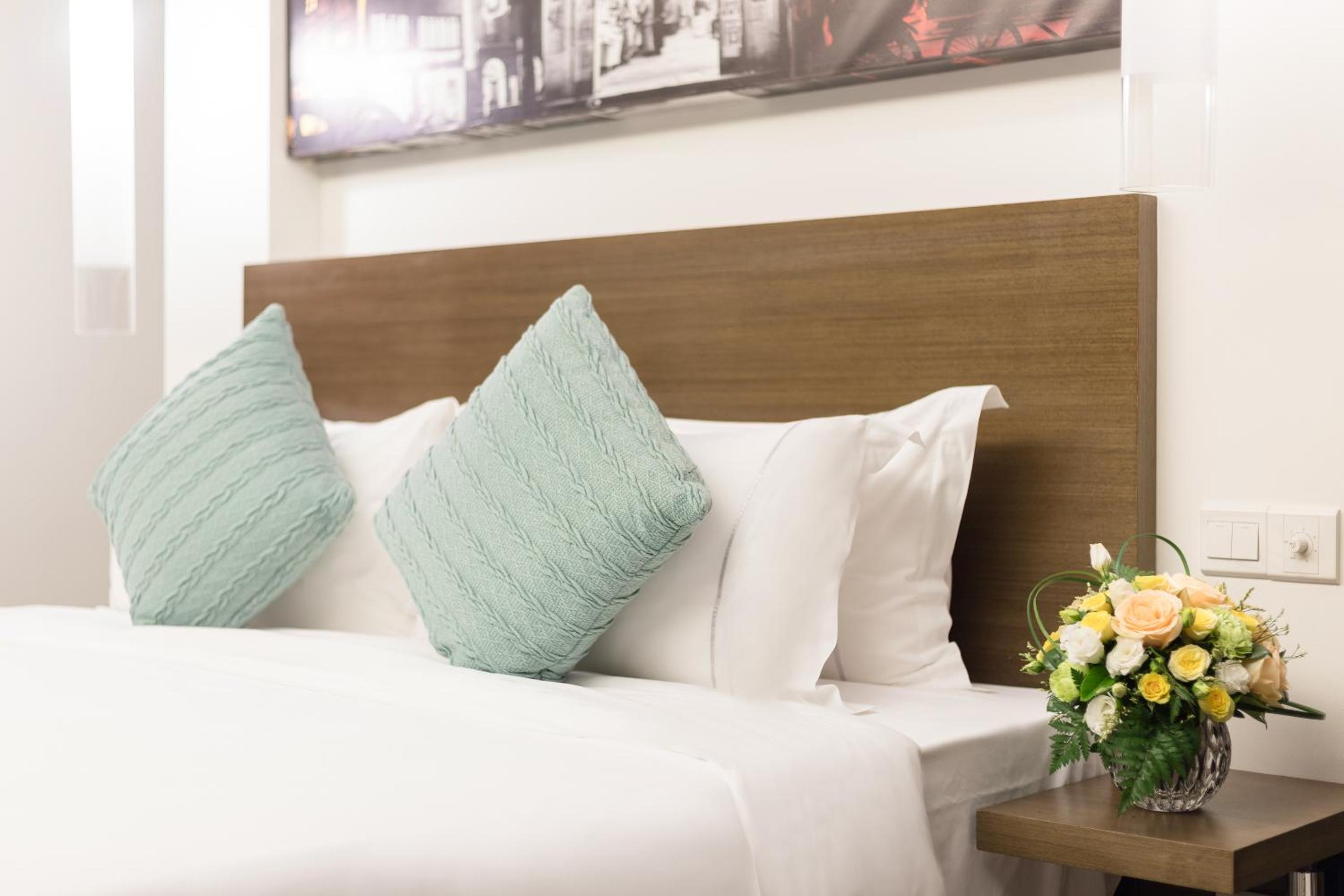 Deluxe Queen Room - Photo 1