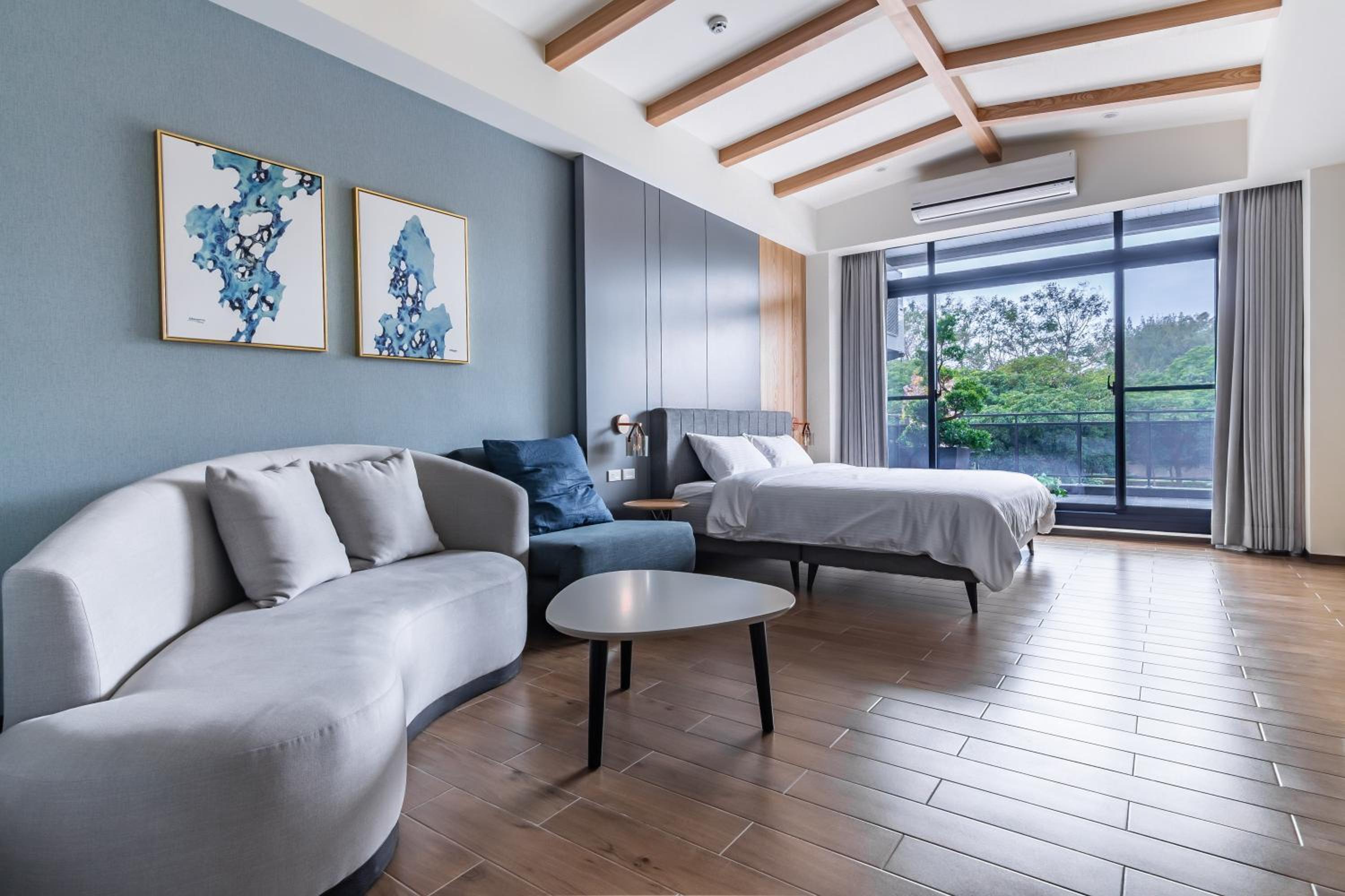 Large Double Room with Garden View and Balcony photo 2