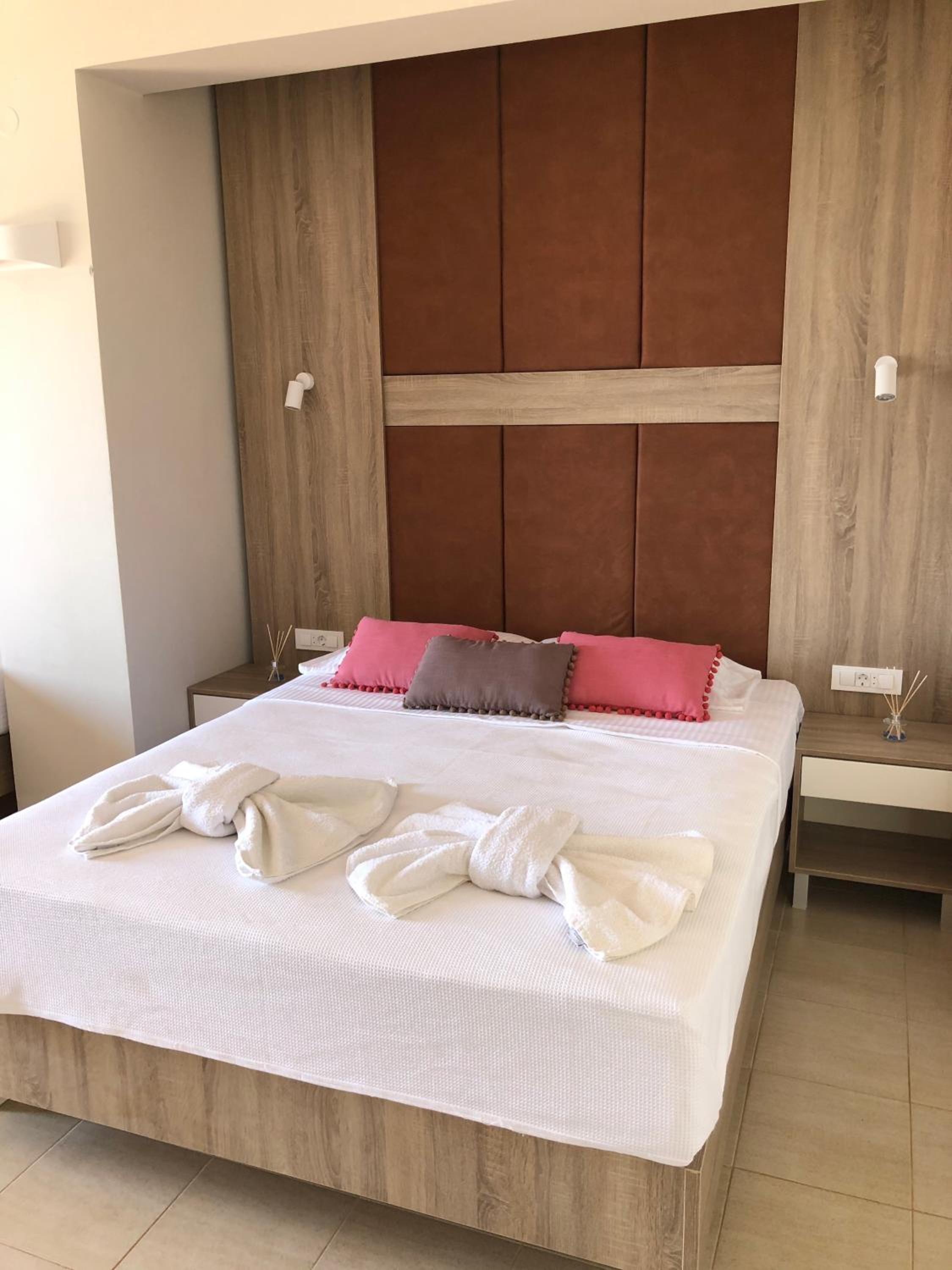 Deluxe Double Room with Balcony and Sea View - Photo 10