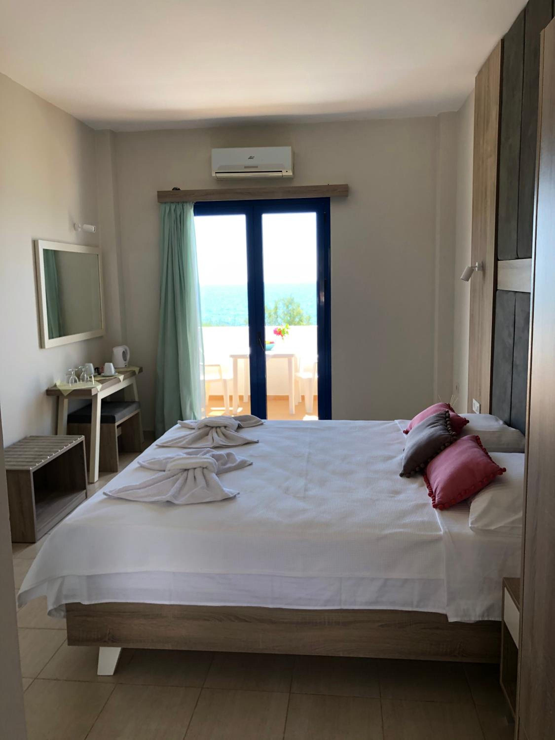 Deluxe Double Room with Balcony and Sea View - Photo 6