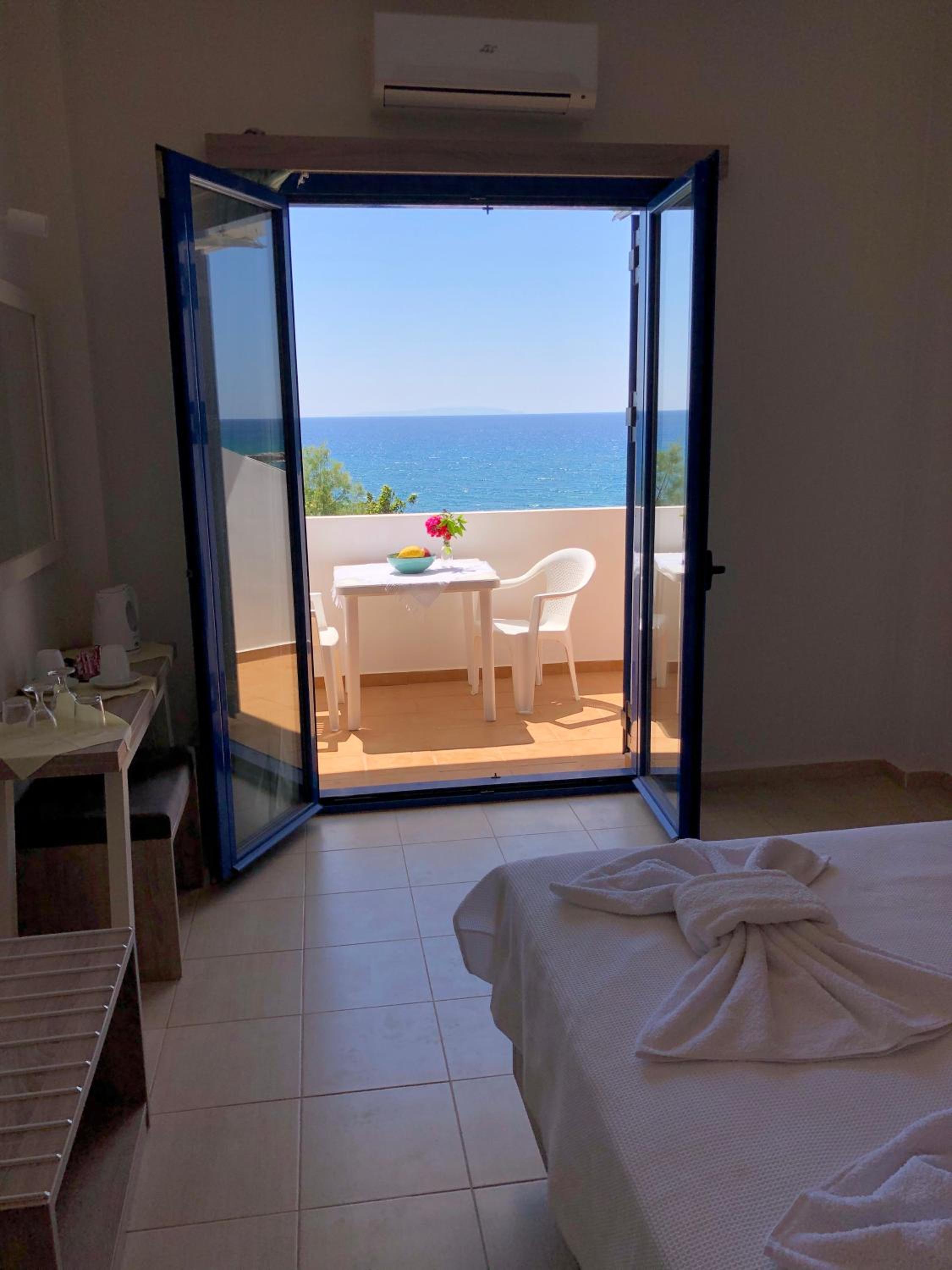 Deluxe Double Room with Balcony and Sea View - Photo 8