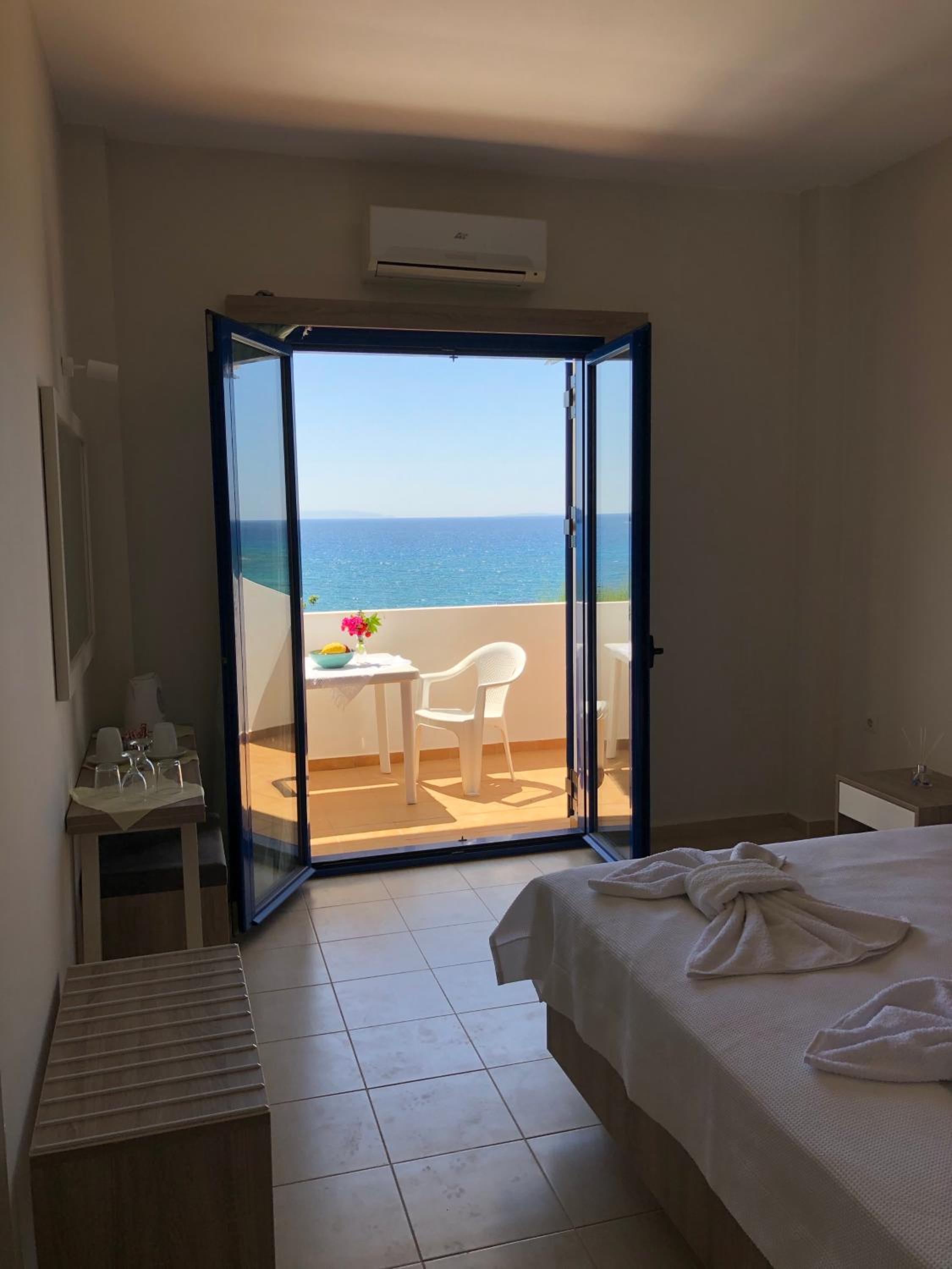 Deluxe Double Room with Balcony and Sea View - Photo 15