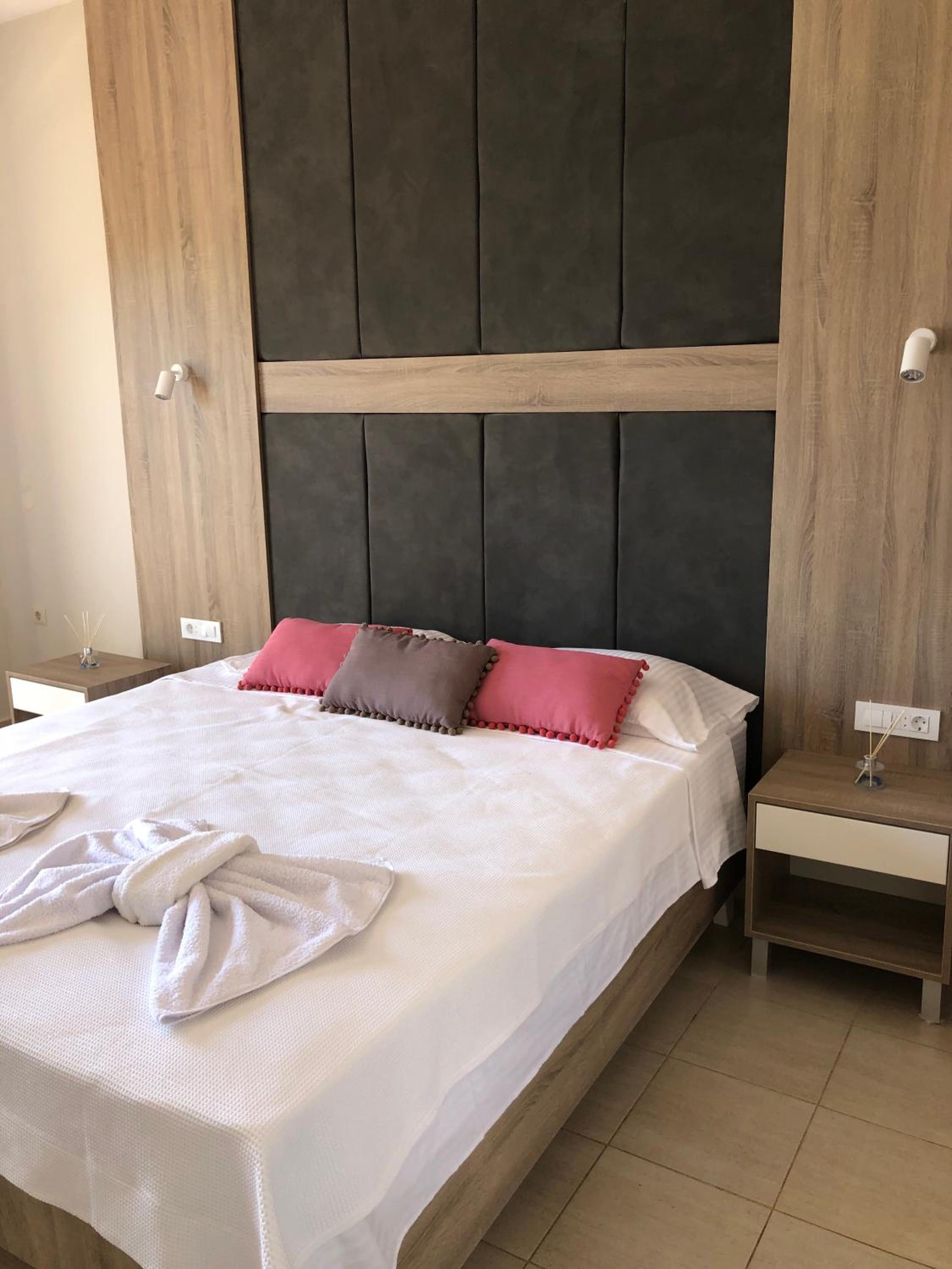 Deluxe Double Room with Balcony and Sea View - Photo 11