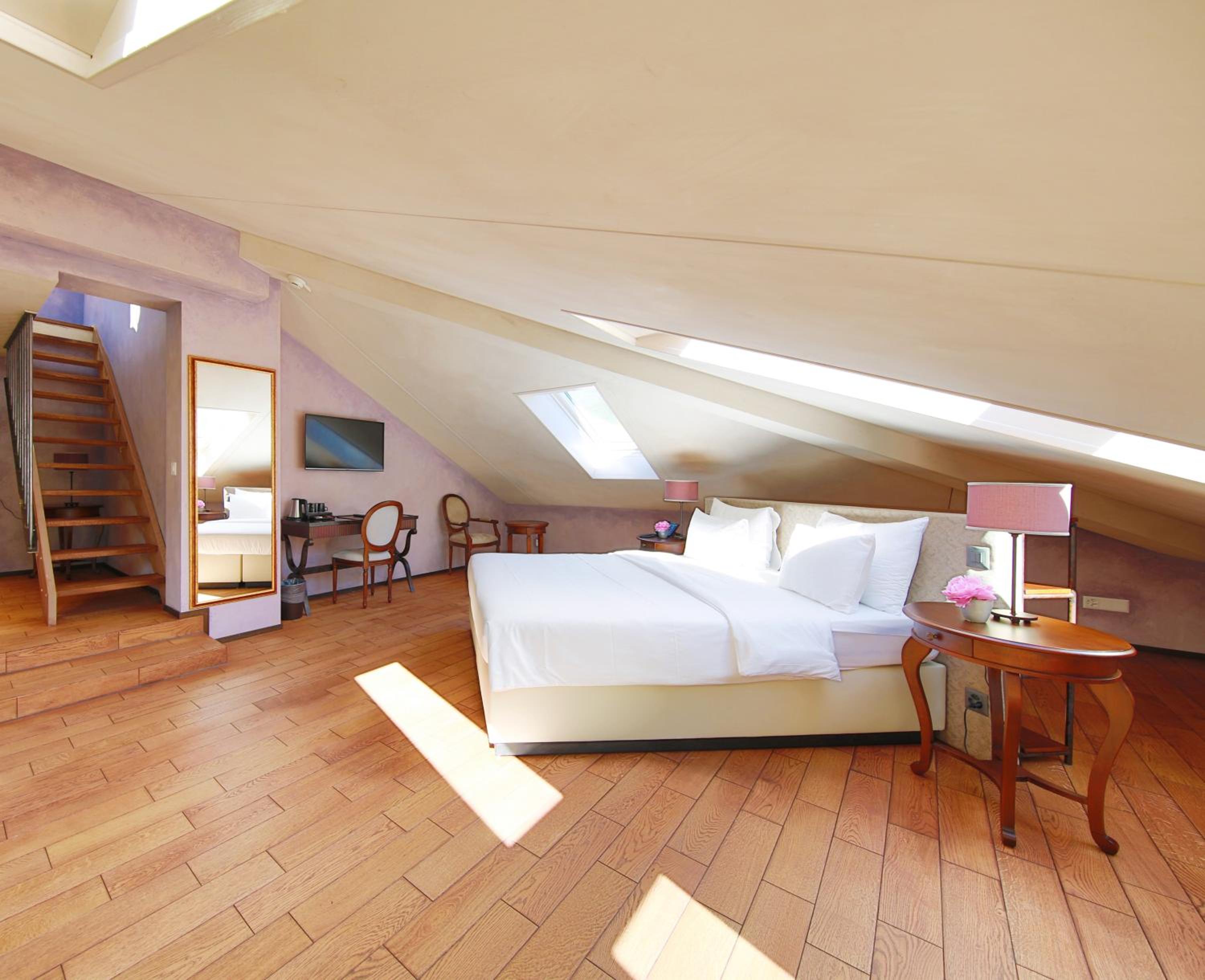 Tower Suite - Photo 2