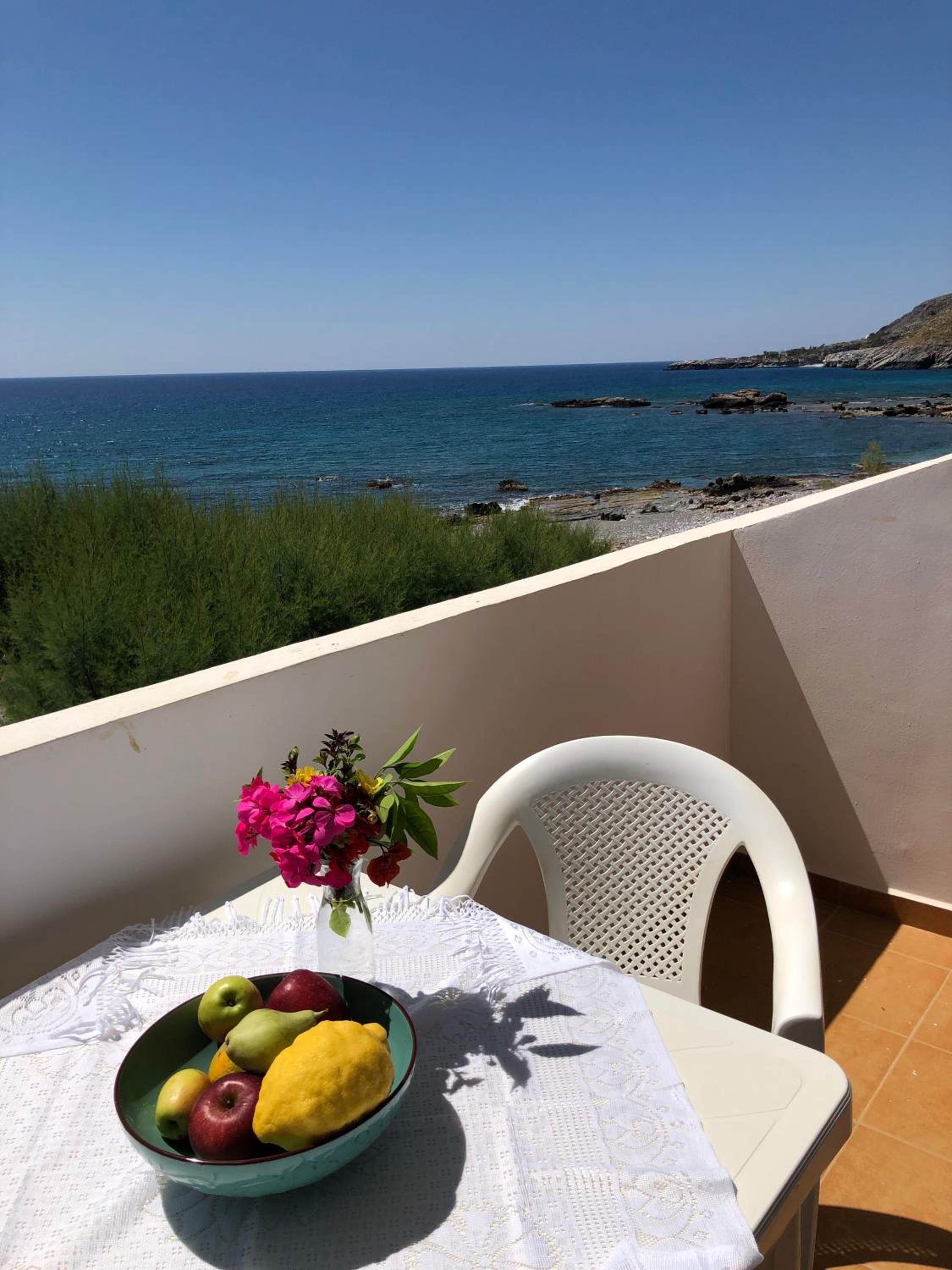 Deluxe Double Room with Balcony and Sea View - Photo 12