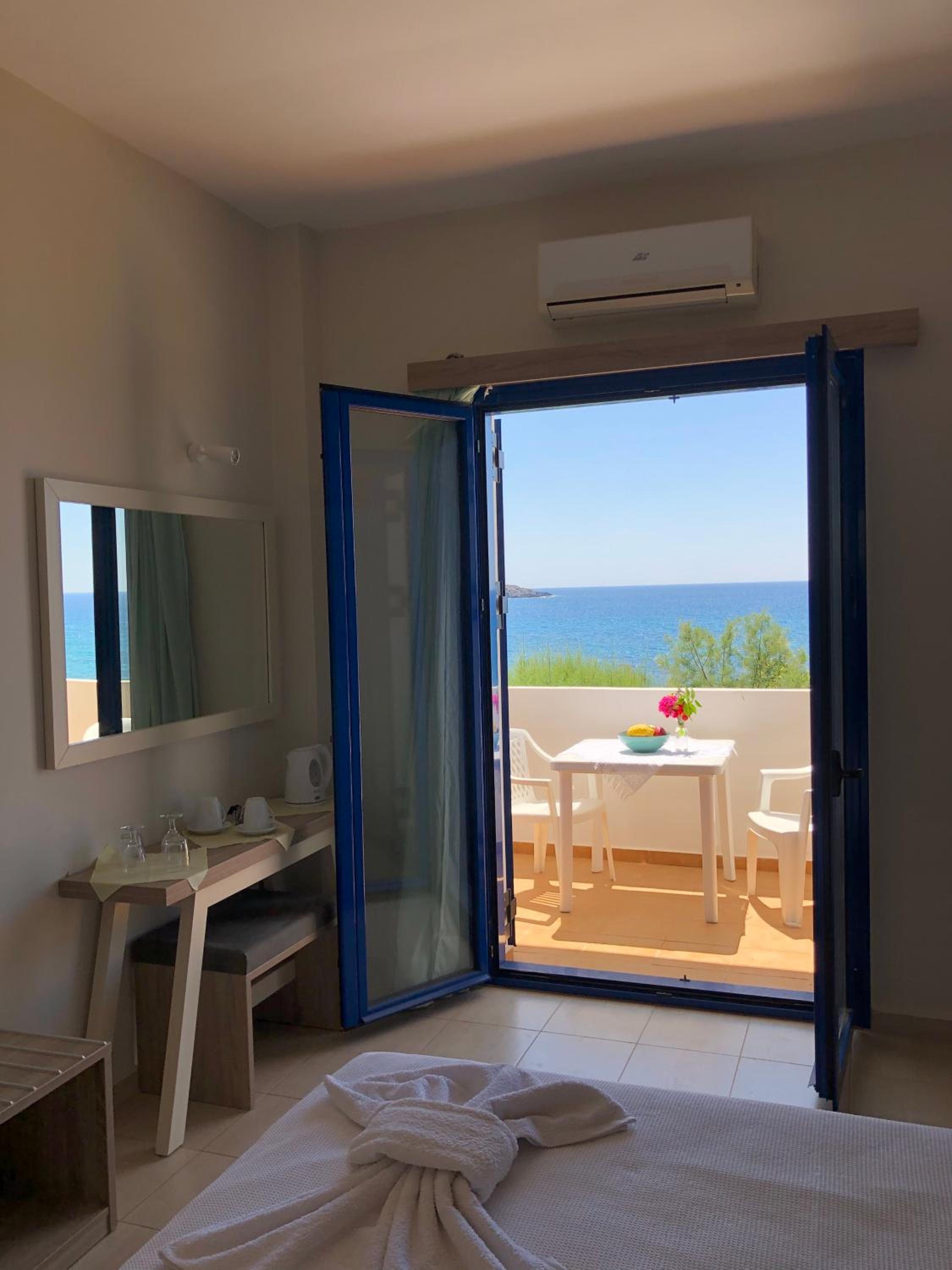 Deluxe Double Room with Balcony and Sea View - Photo 3
