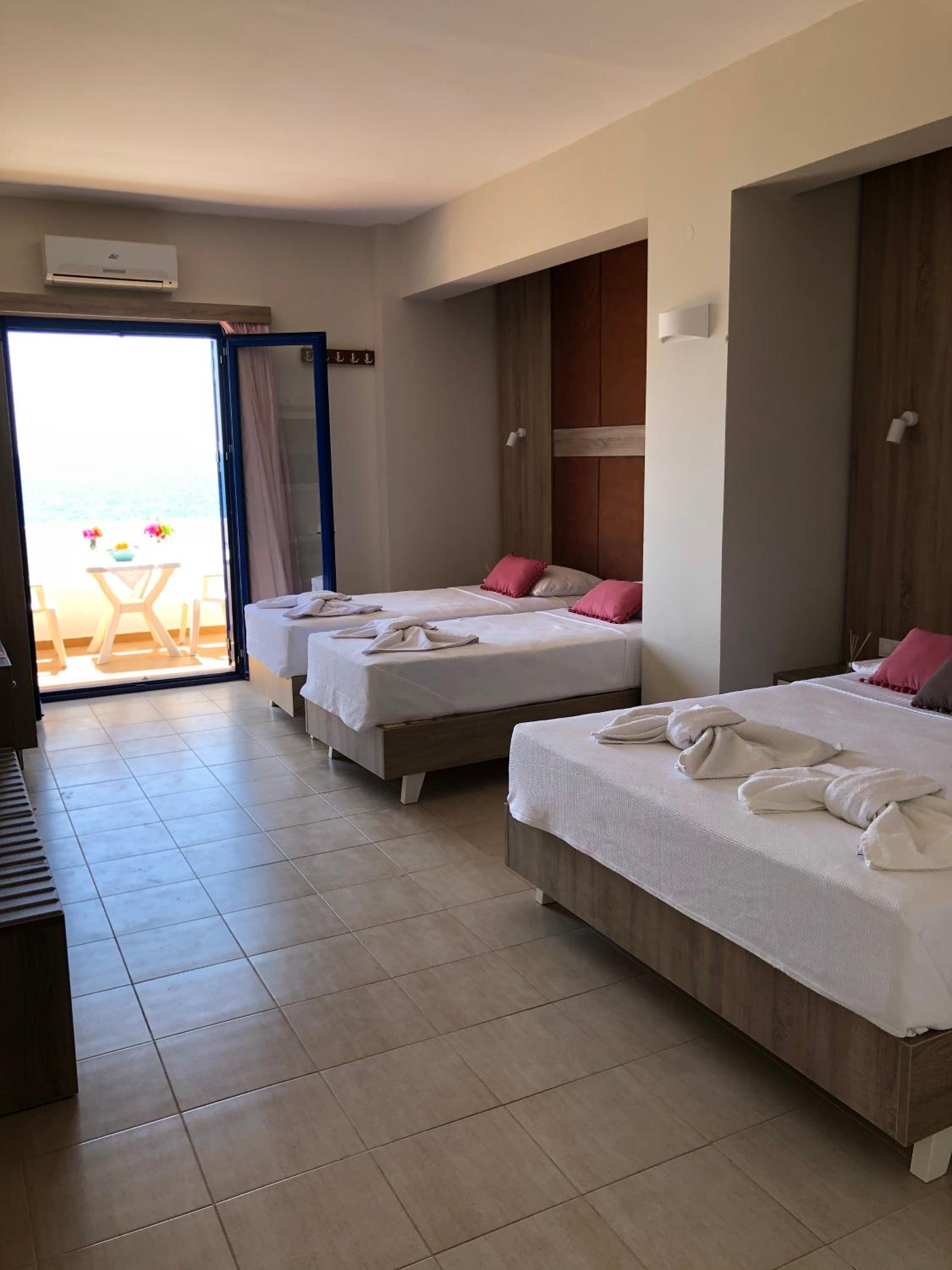 Quadruple Room with Balcony - Photo 8