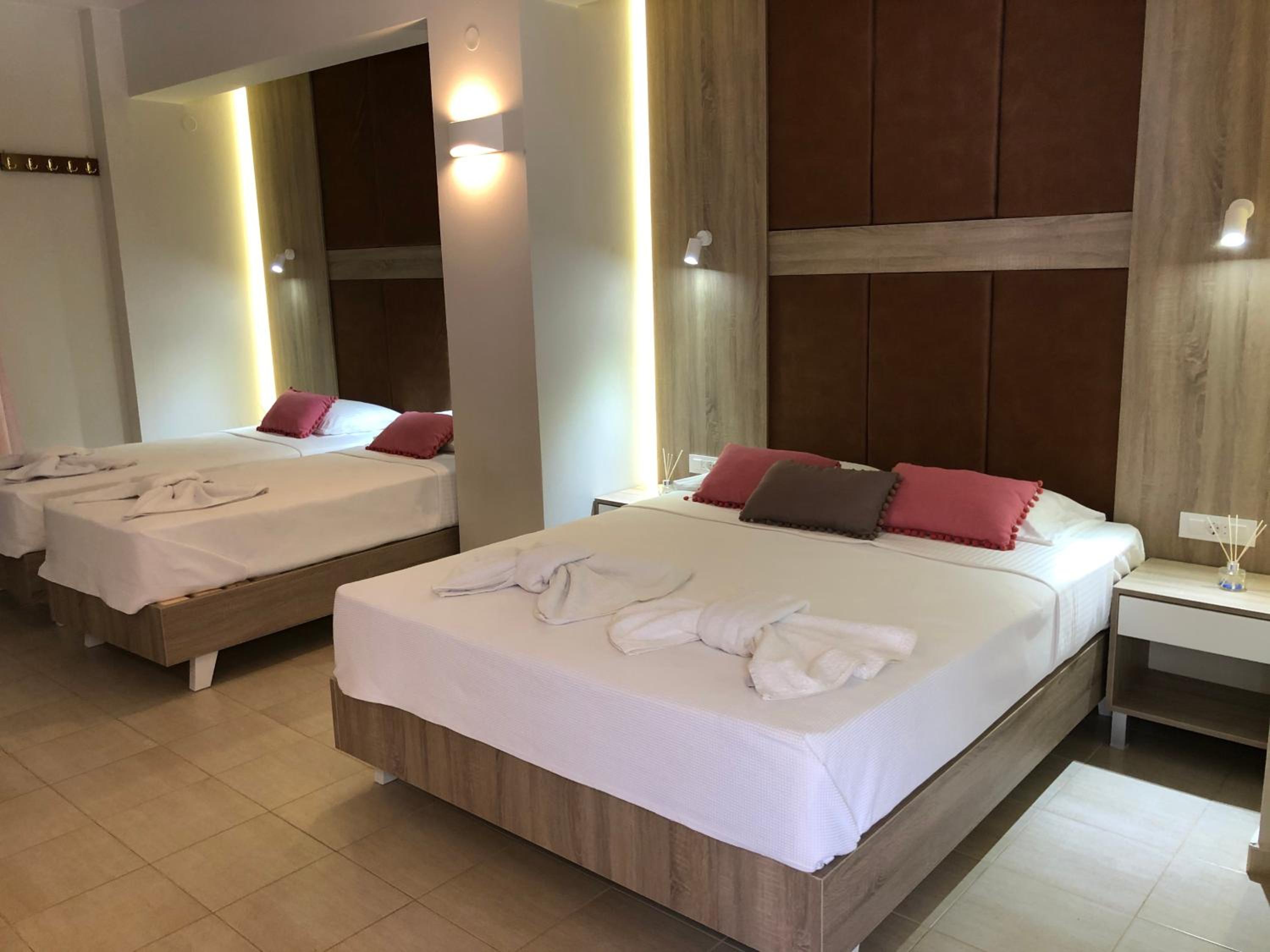 Quadruple Room with Balcony - Photo 7