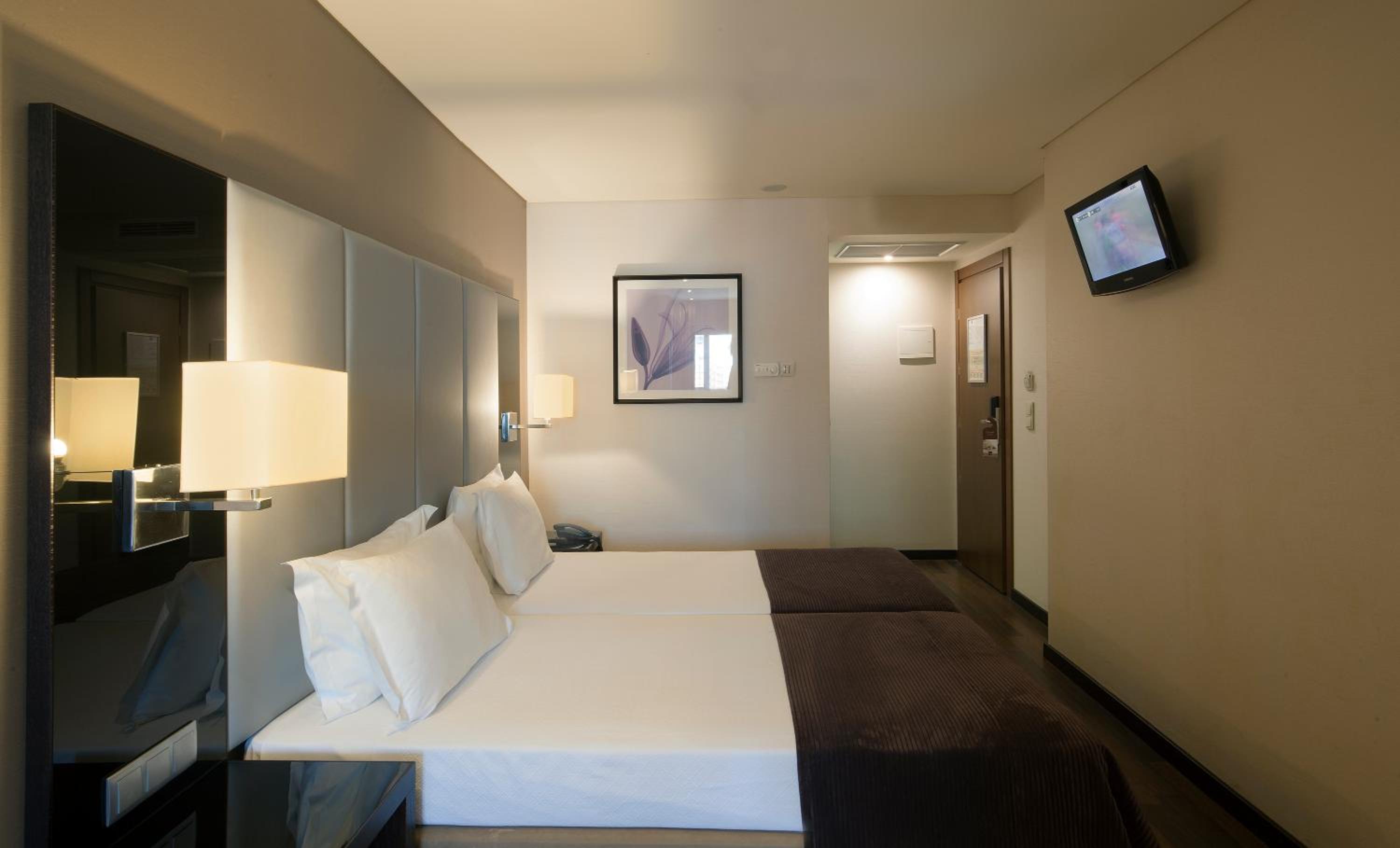 Standard Twin Room - Photo 1