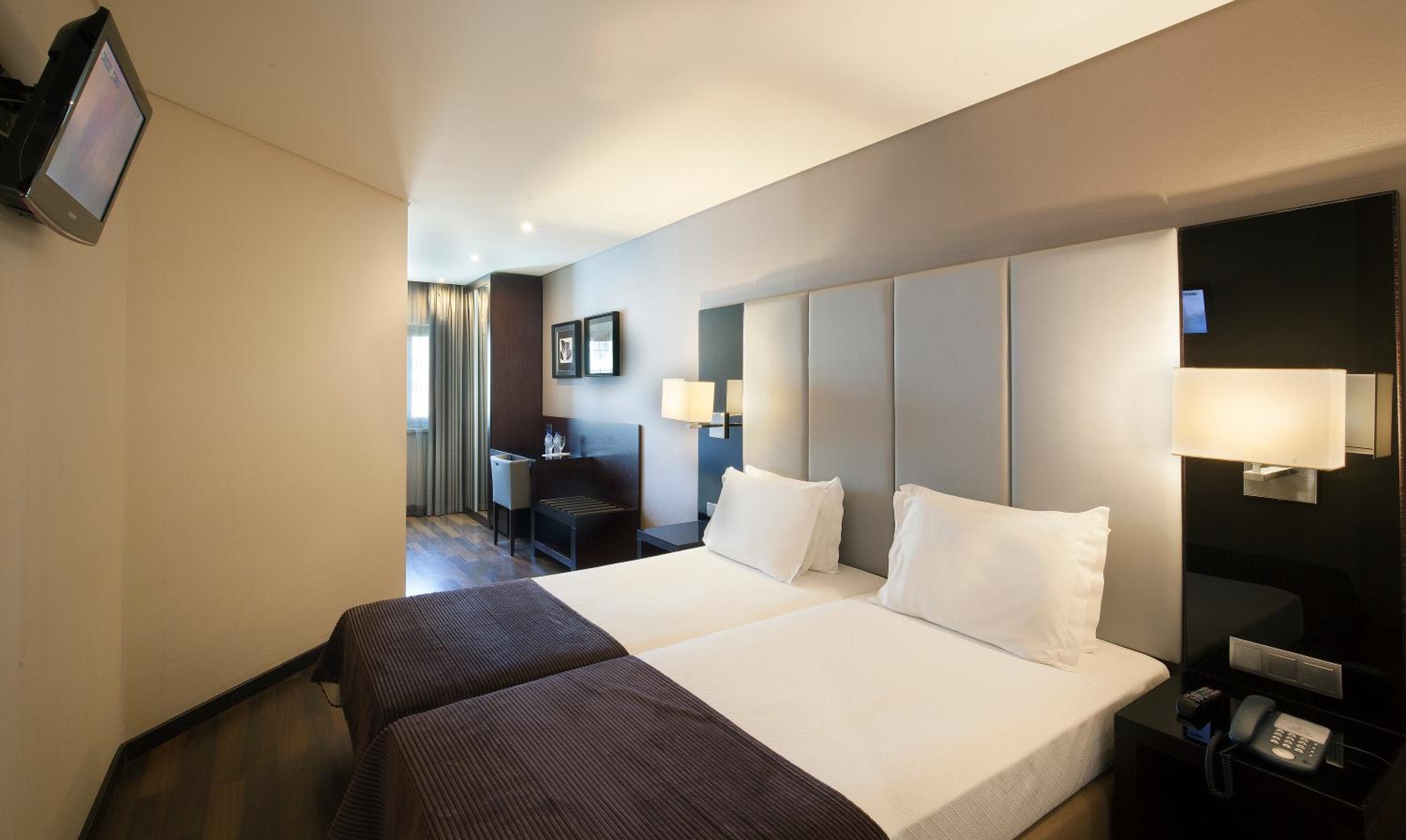 Standard Twin Room - Photo 2