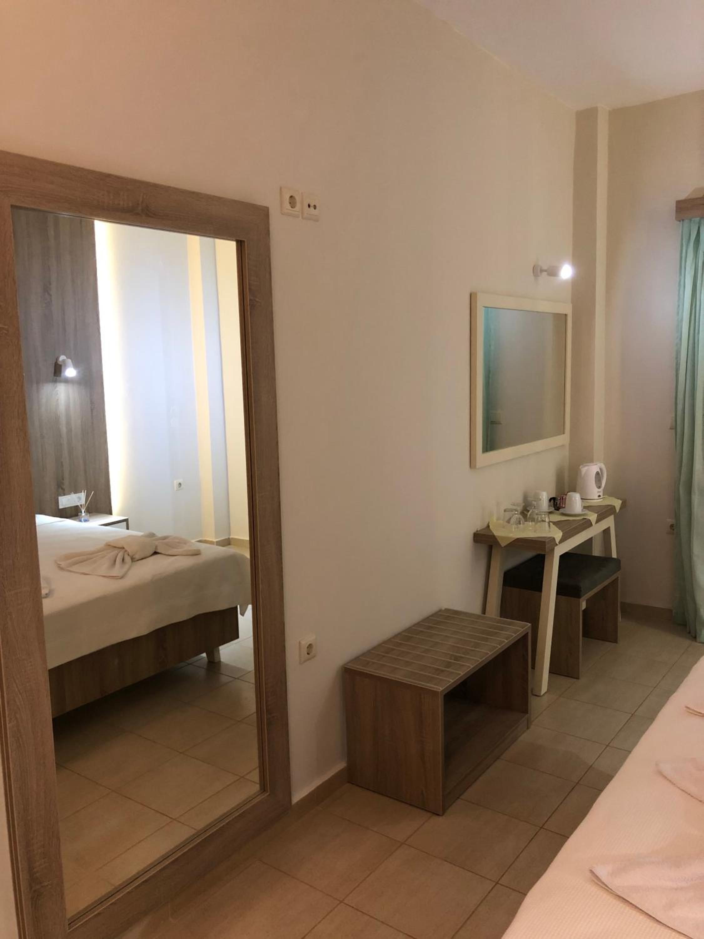 Deluxe Double Room with Balcony and Sea View - Photo 5