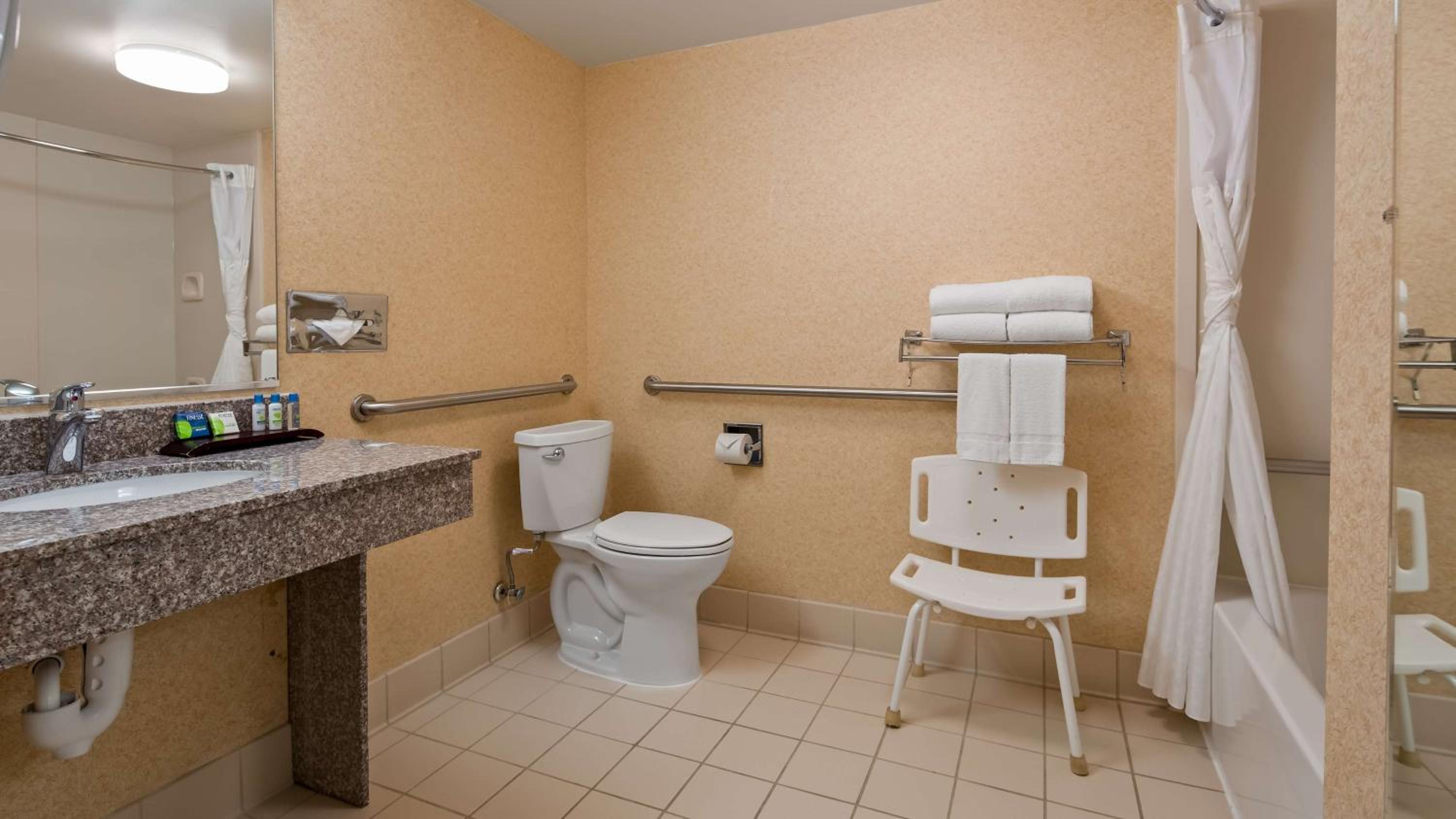 Queen Room - Disability Access Tub - Photo 2