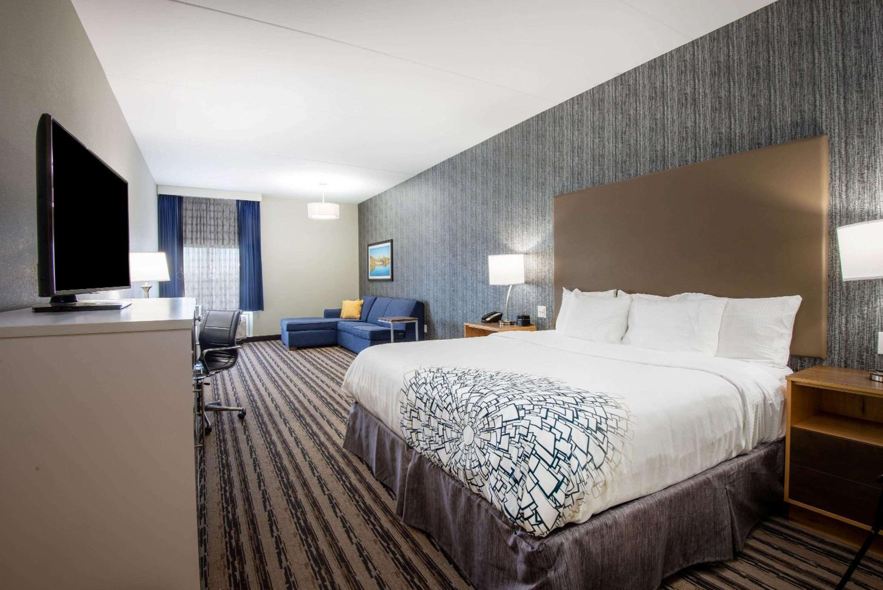 1 King Bed, Deluxe Mobility/Hearing Accessible Room, Tub w/Grab Bars, Non-Smoking