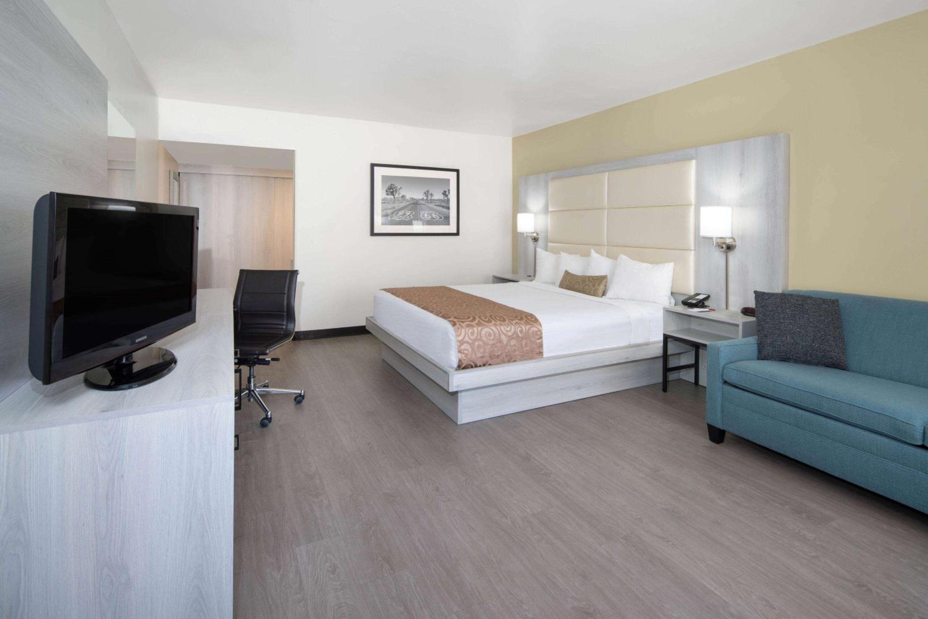 1 King Bed, Deluxe Room, Non-Smoking - Photo 2