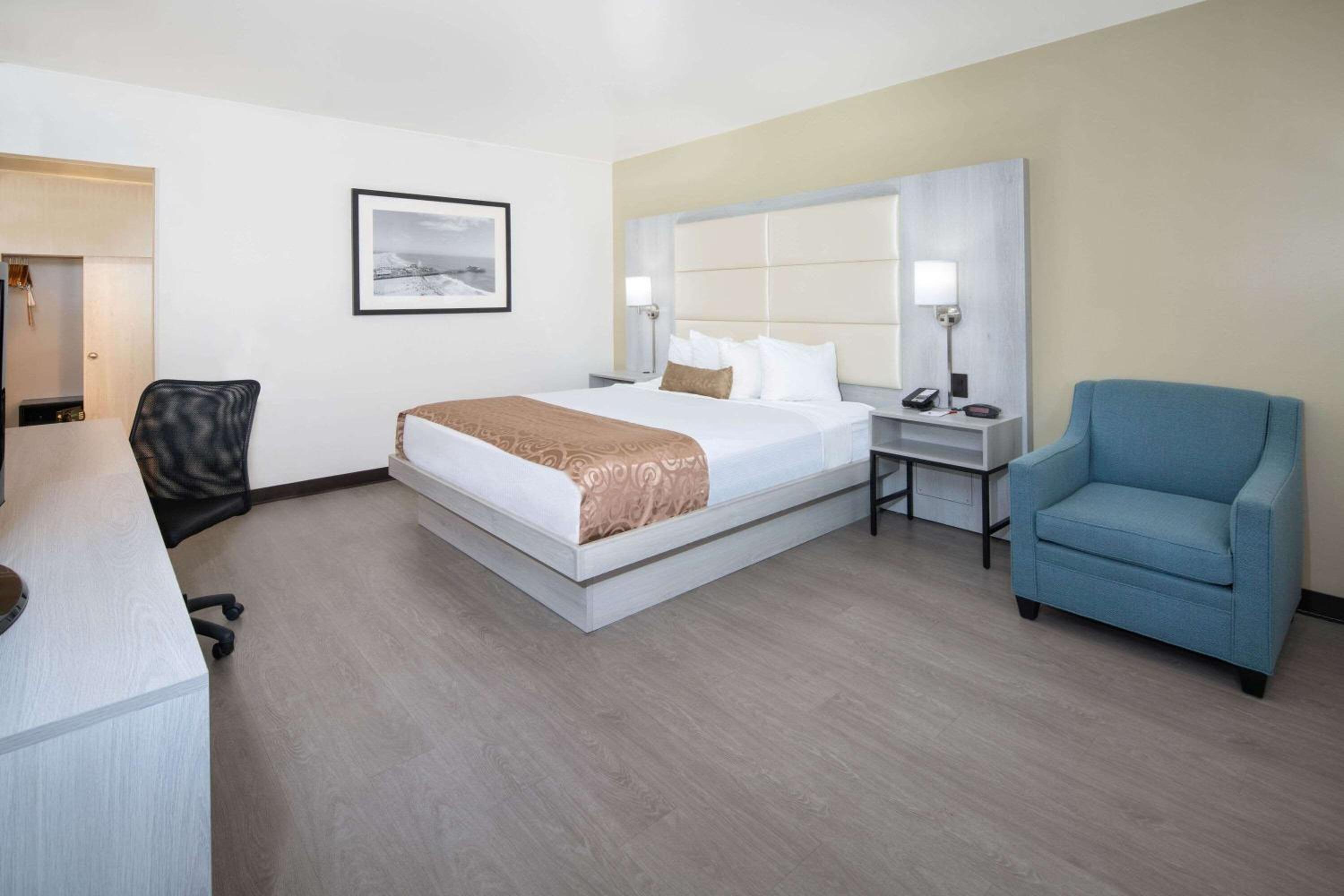 Deluxe King Room with Mobility/Hearing Impaired Access - Non-Smoking - Photo 2