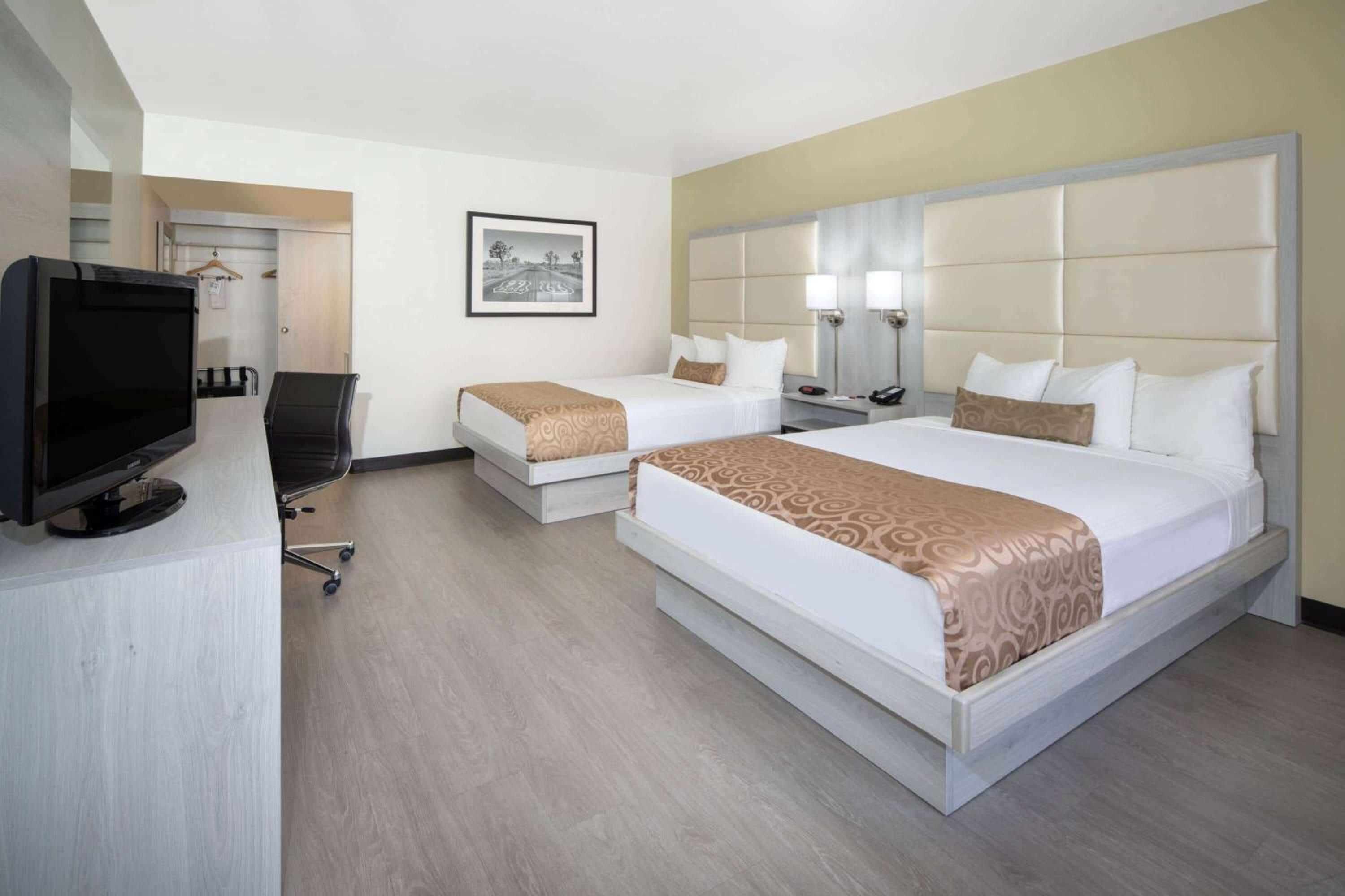 Queen Room with Two Queen Beds - Non-Smoking - Photo 4