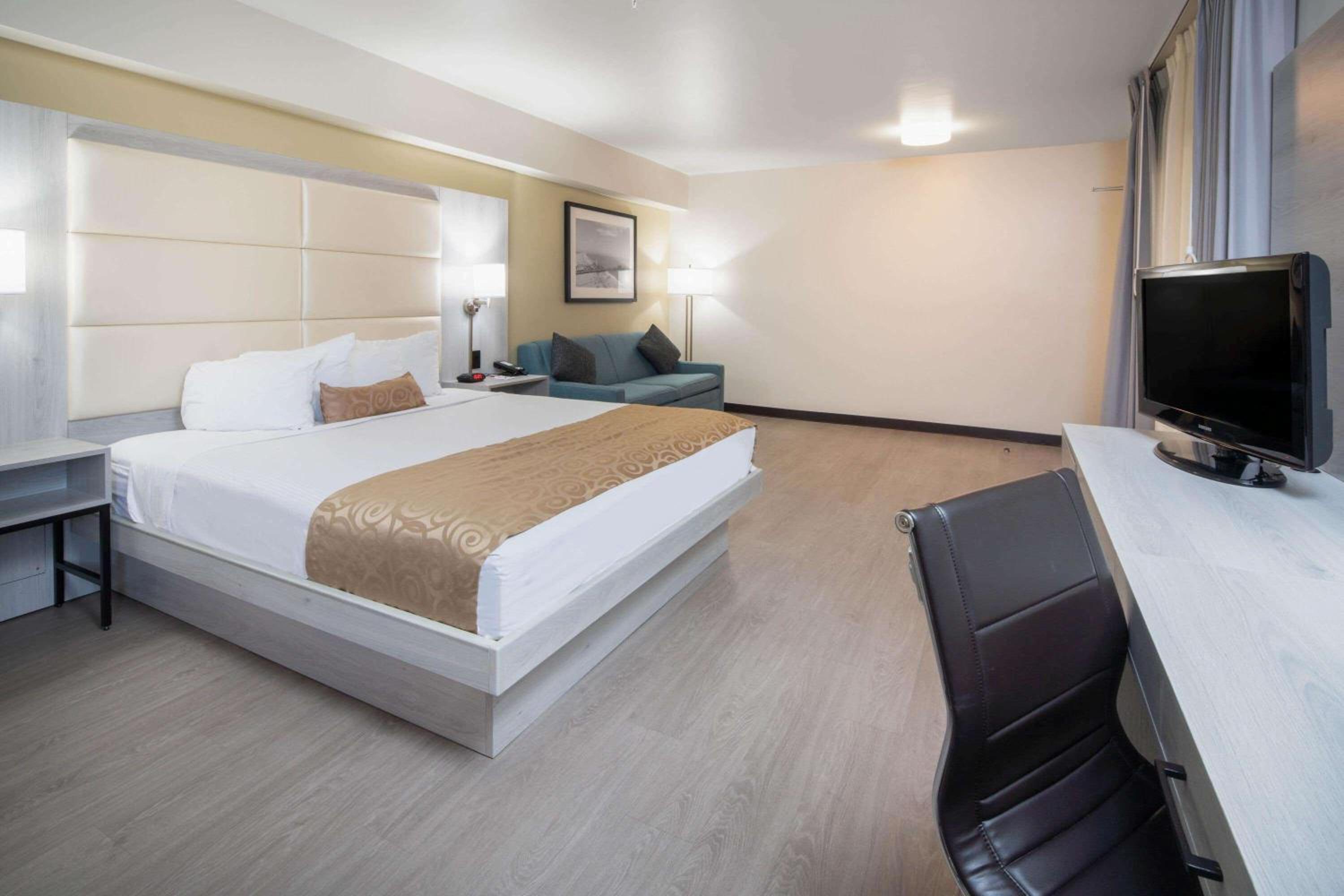King Room with Mobility/Hearing Impaired Access - Non-Smoking - Photo 3