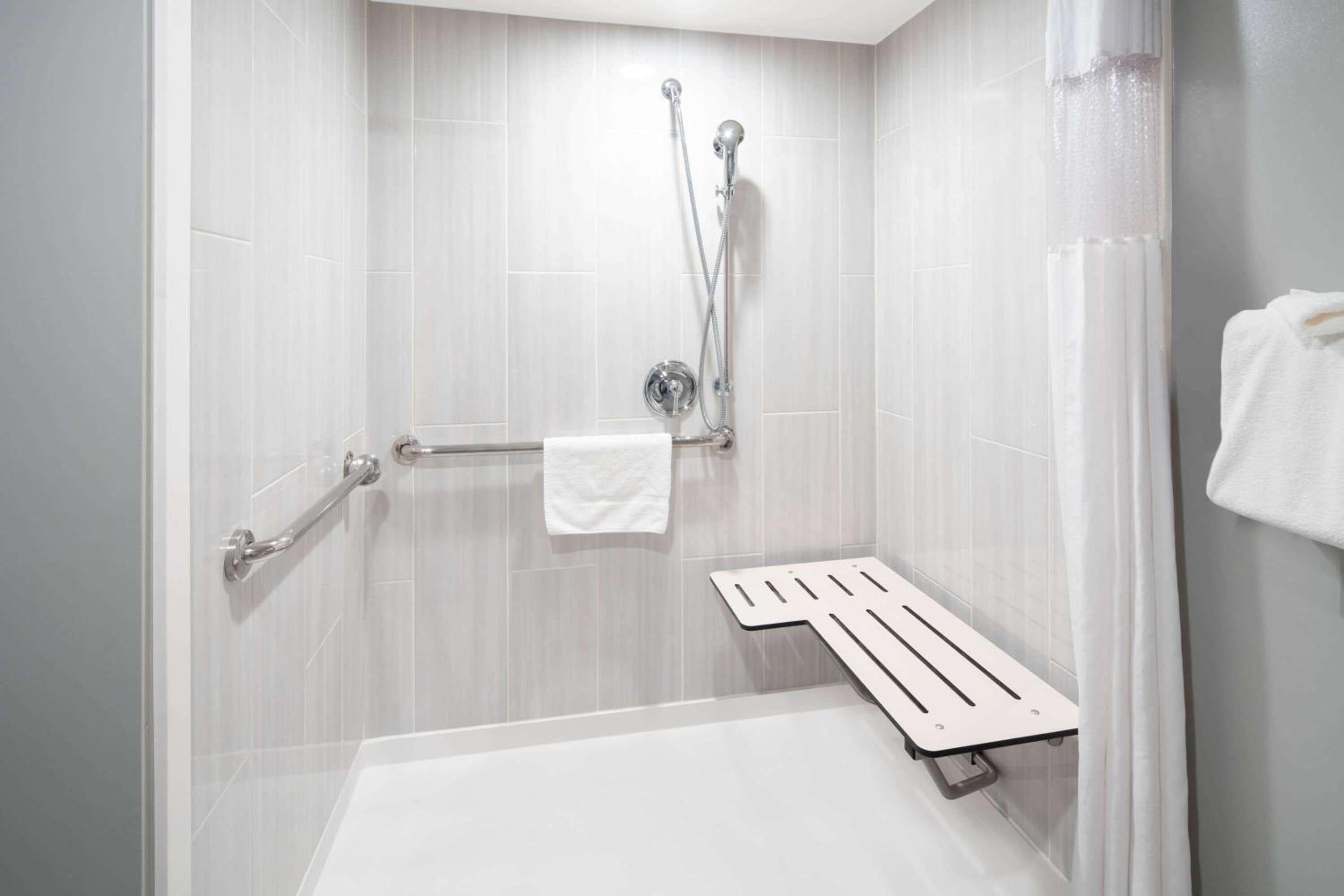 Queen Room with Two Queen Beds and Mobility/Hearing Impaired Access - Non-Smoking photo 3