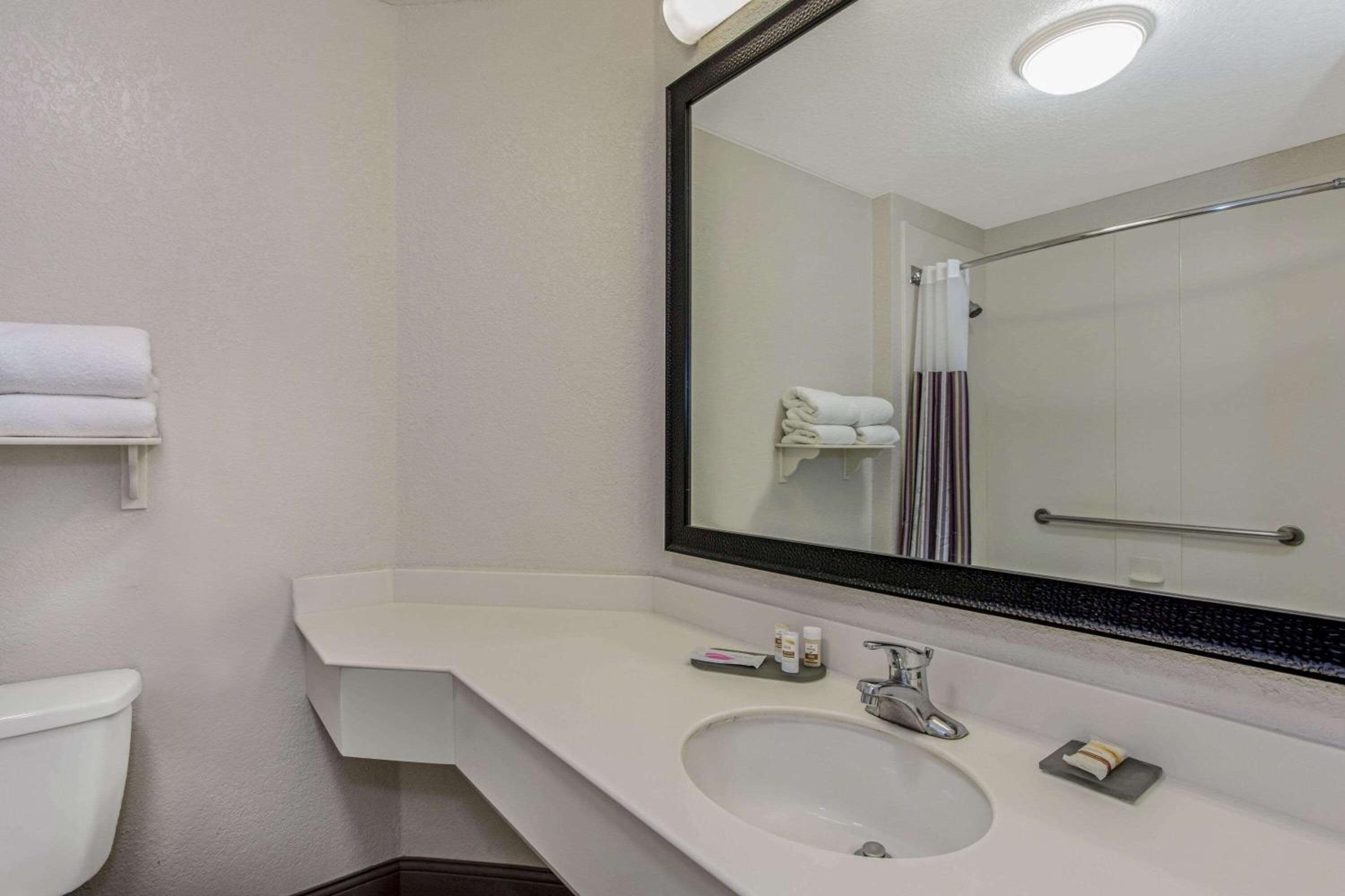 Deluxe Executive King Room - Non-Smoking photo 2