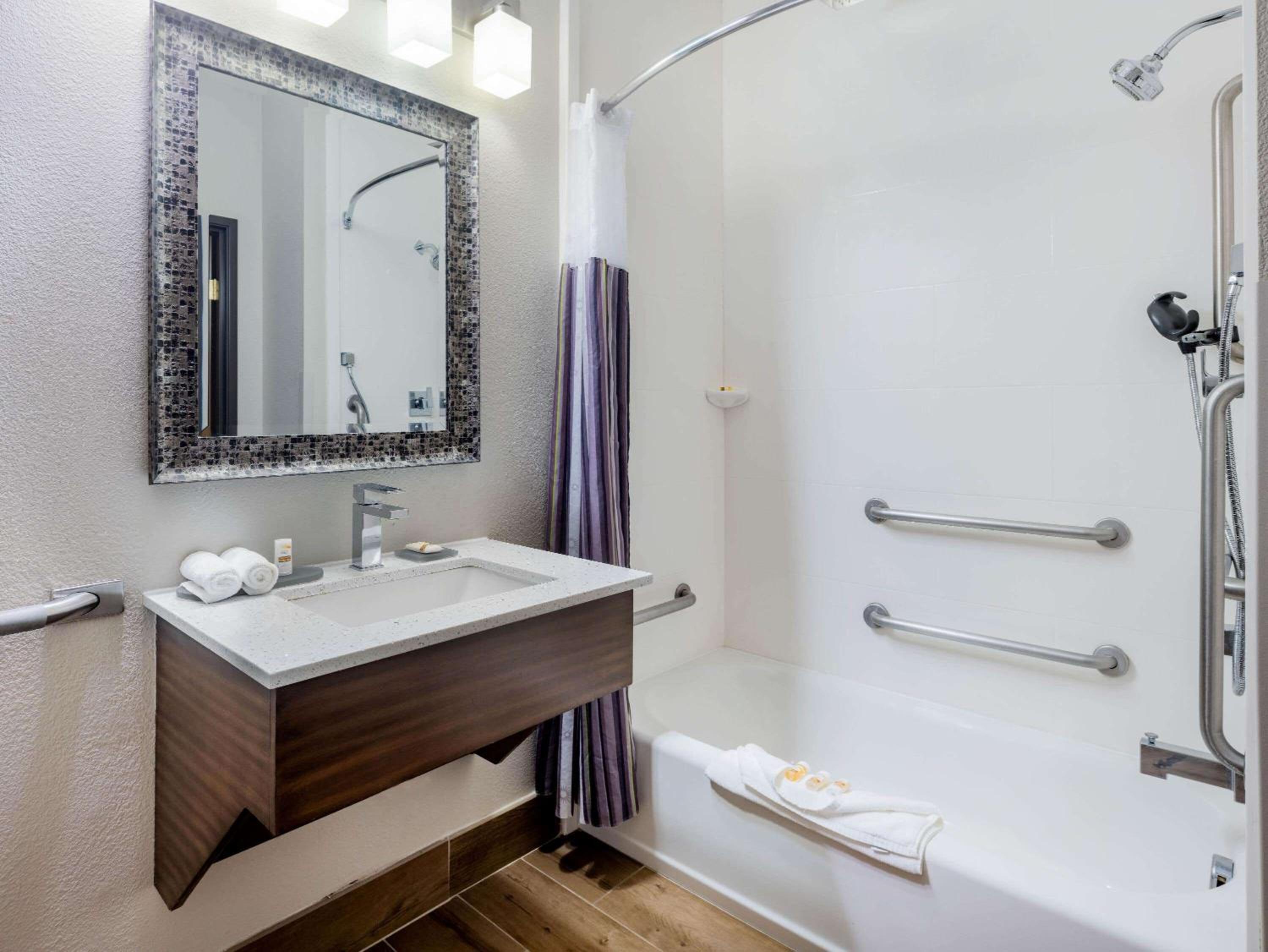 Queen Room - Disability Access - Photo 4