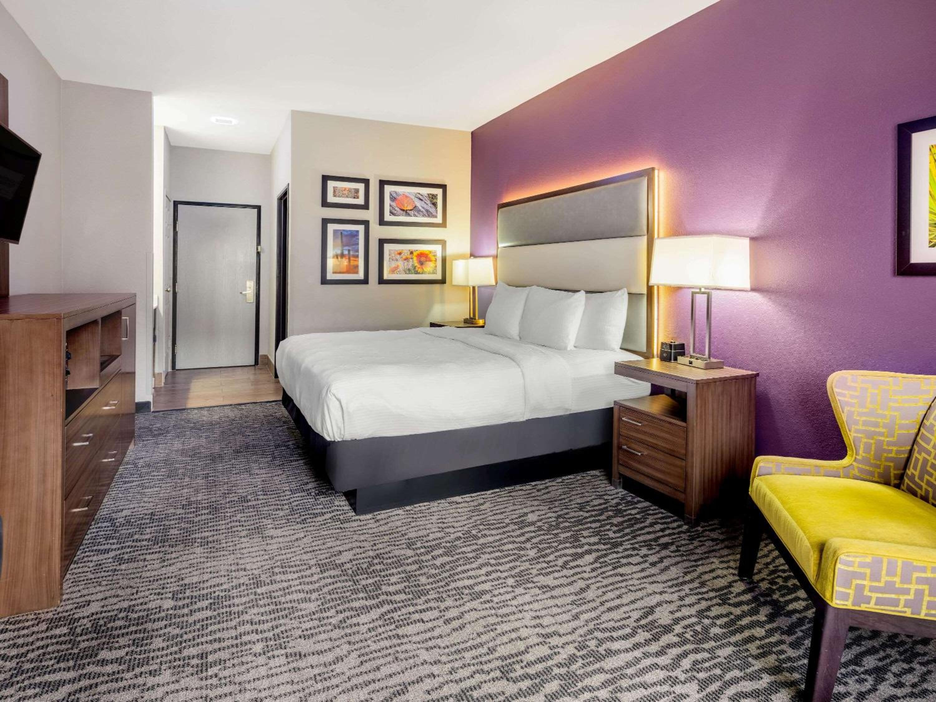 Deluxe King Room - Photo 5