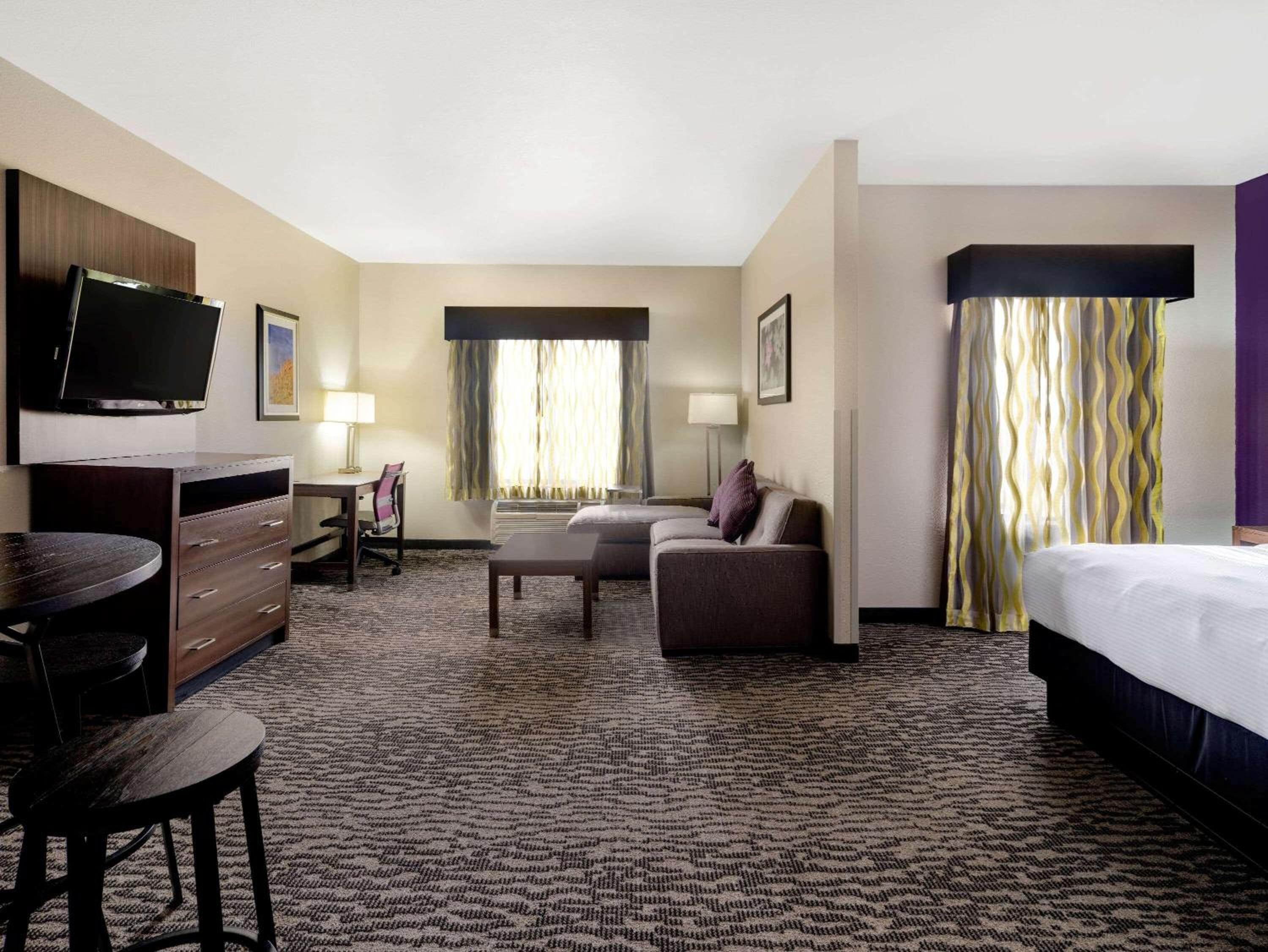 Deluxe Executive King Room - Non-Smoking - Photo 3