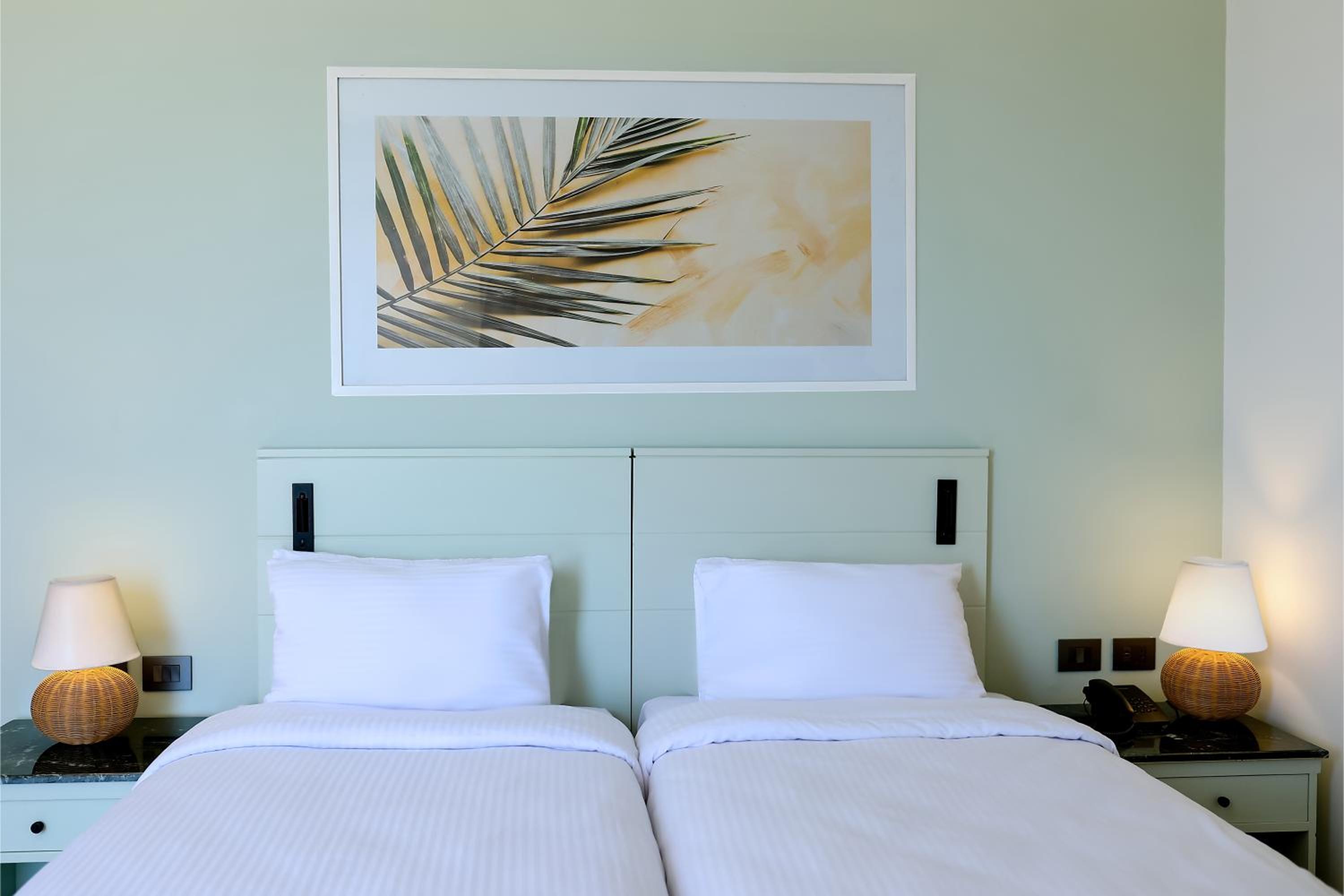 Superior Front Sea View Room thumbnail 6