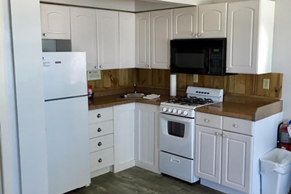 One-Bedroom Suite with Queen Bed - Water View photo 3