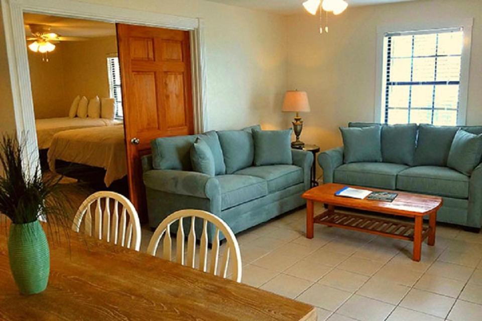 One-Bedroom Suite with Two Queen Beds - Water View photo 3