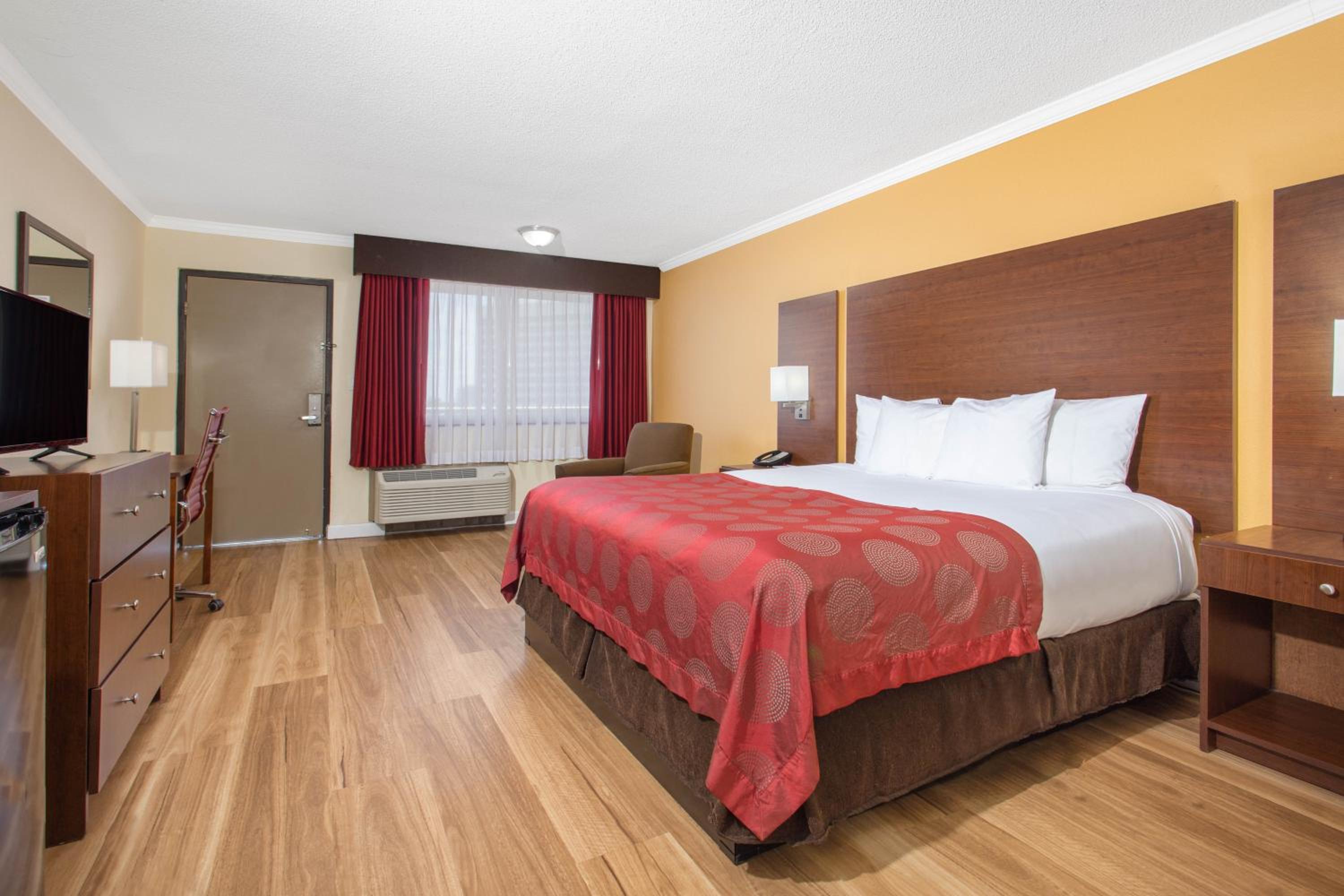 King Room - Mobility/Hearing Accessible with Bath Tub - Non-Smoking photo 1