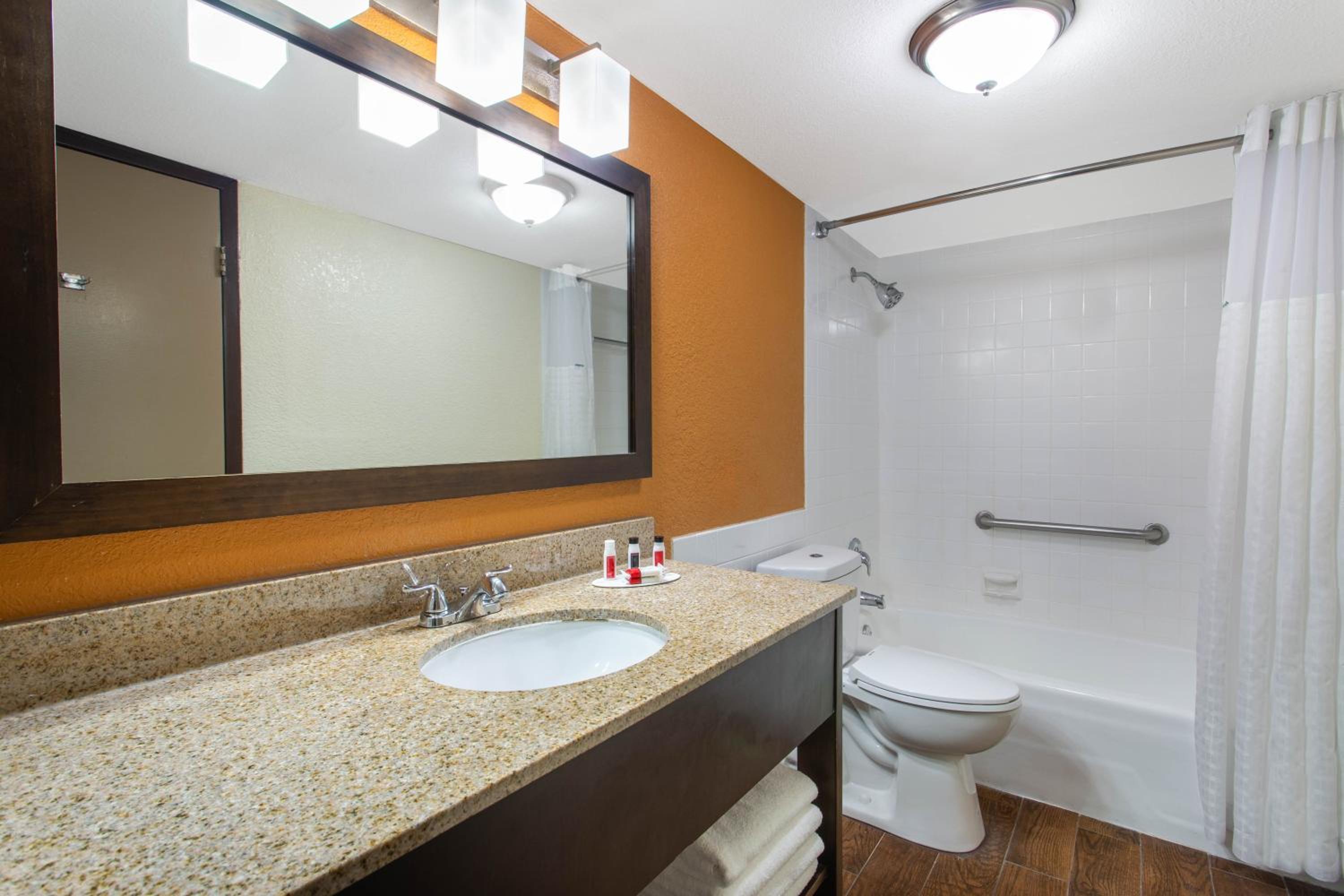 Double Room with Two Double Beds and City View - Non-Smoking photo 3