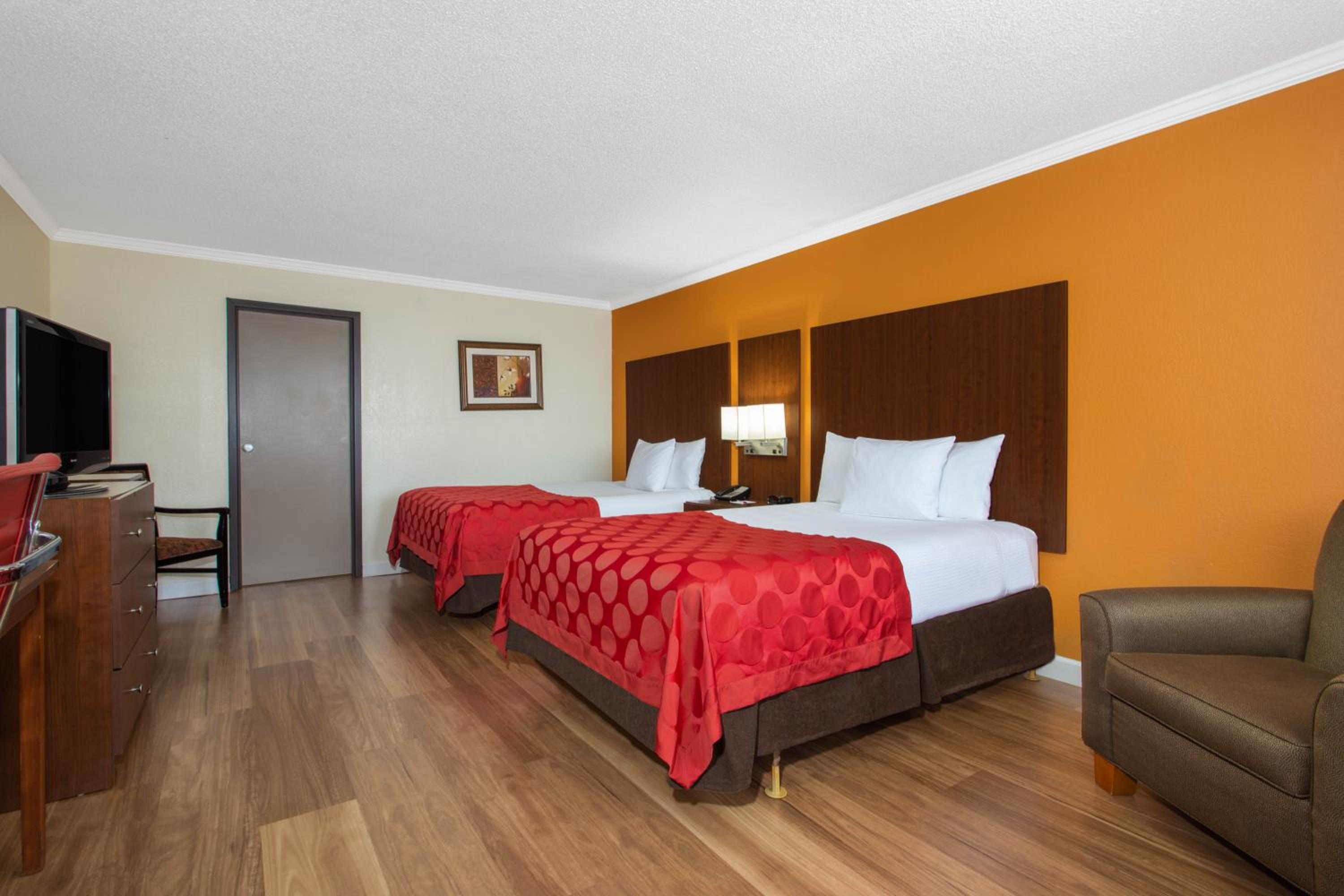 Double Room with Two Double Beds and City View - Non-Smoking photo 1