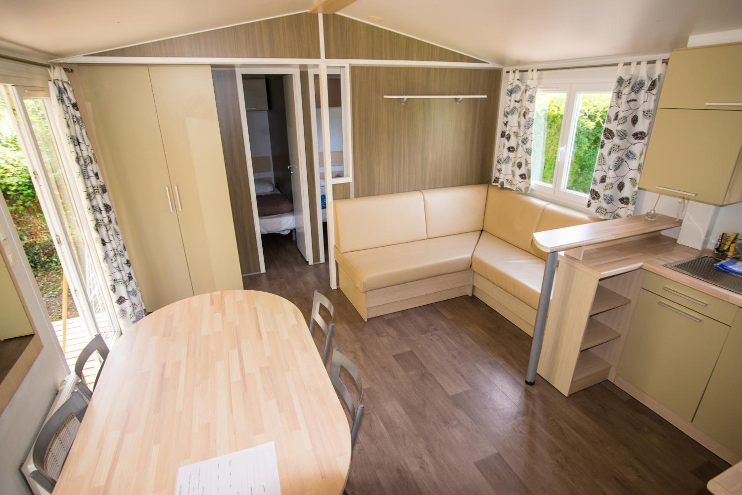 Three-Bedroom Bungalow - Photo 3