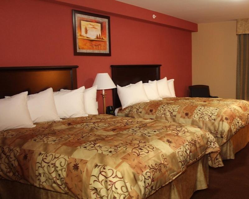 Queen Room with Two Queen Beds - Non-Smoking - Photo 5