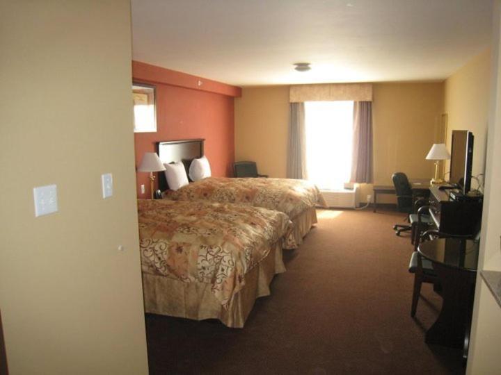 Queen Room with Two Queen Beds - Non-Smoking - Photo 6