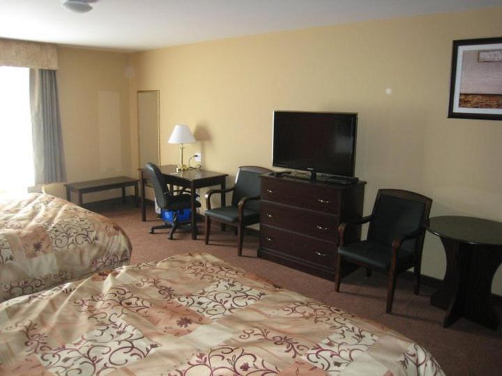 Queen Room with Two Queen Beds - Non-Smoking - Photo 7