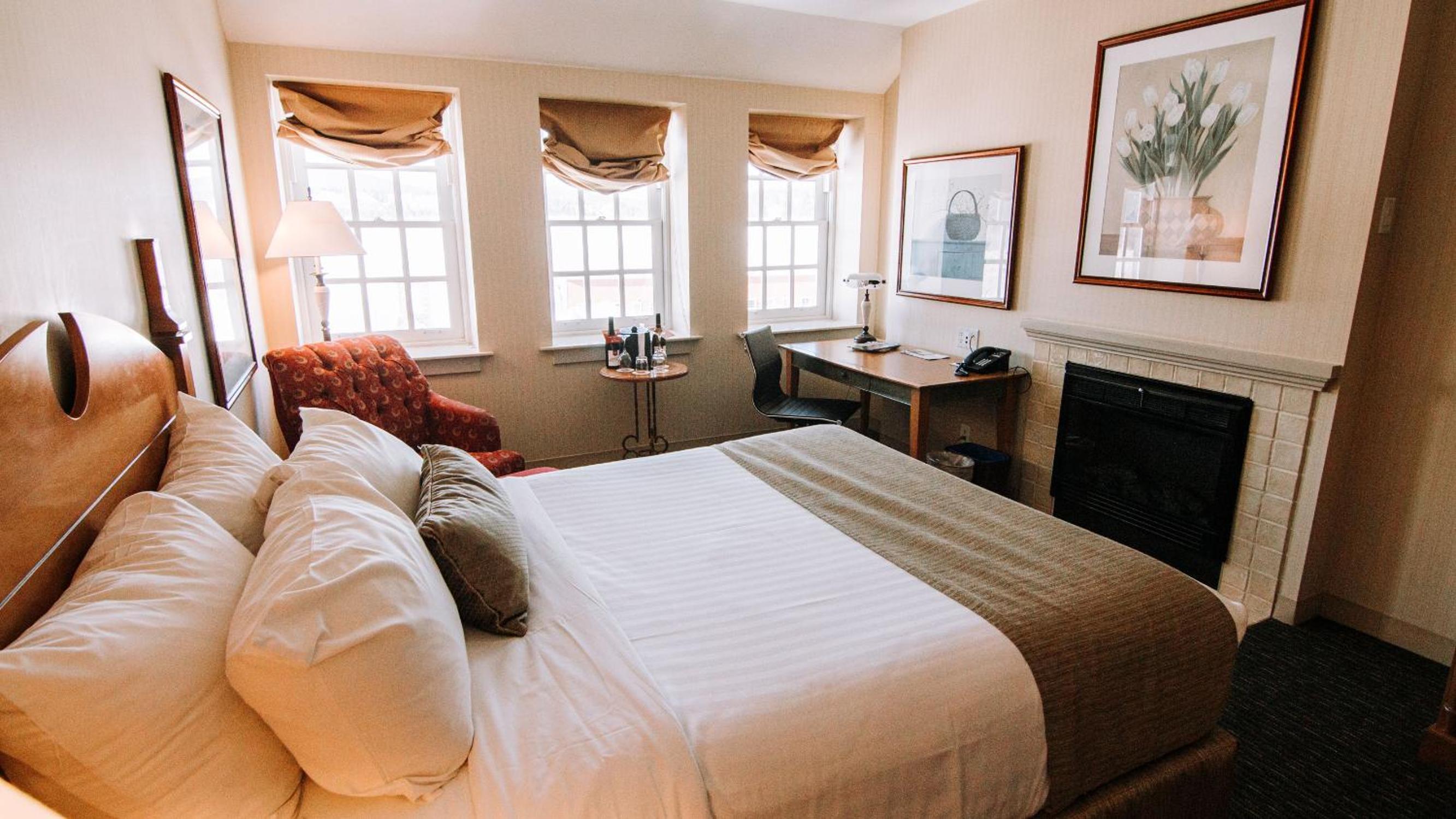 Deluxe King Room - Photo 5