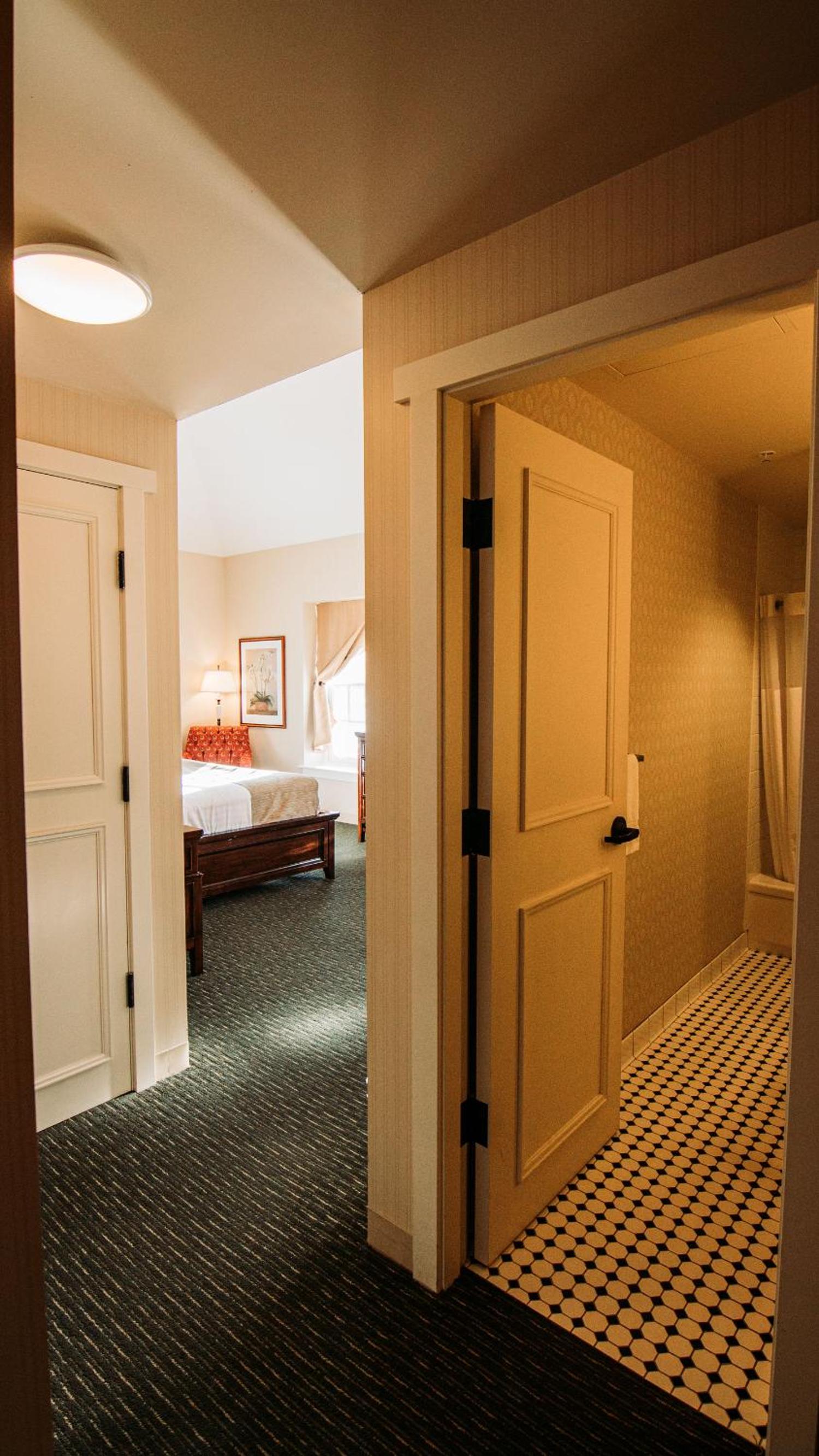 Deluxe King Room - Photo 6